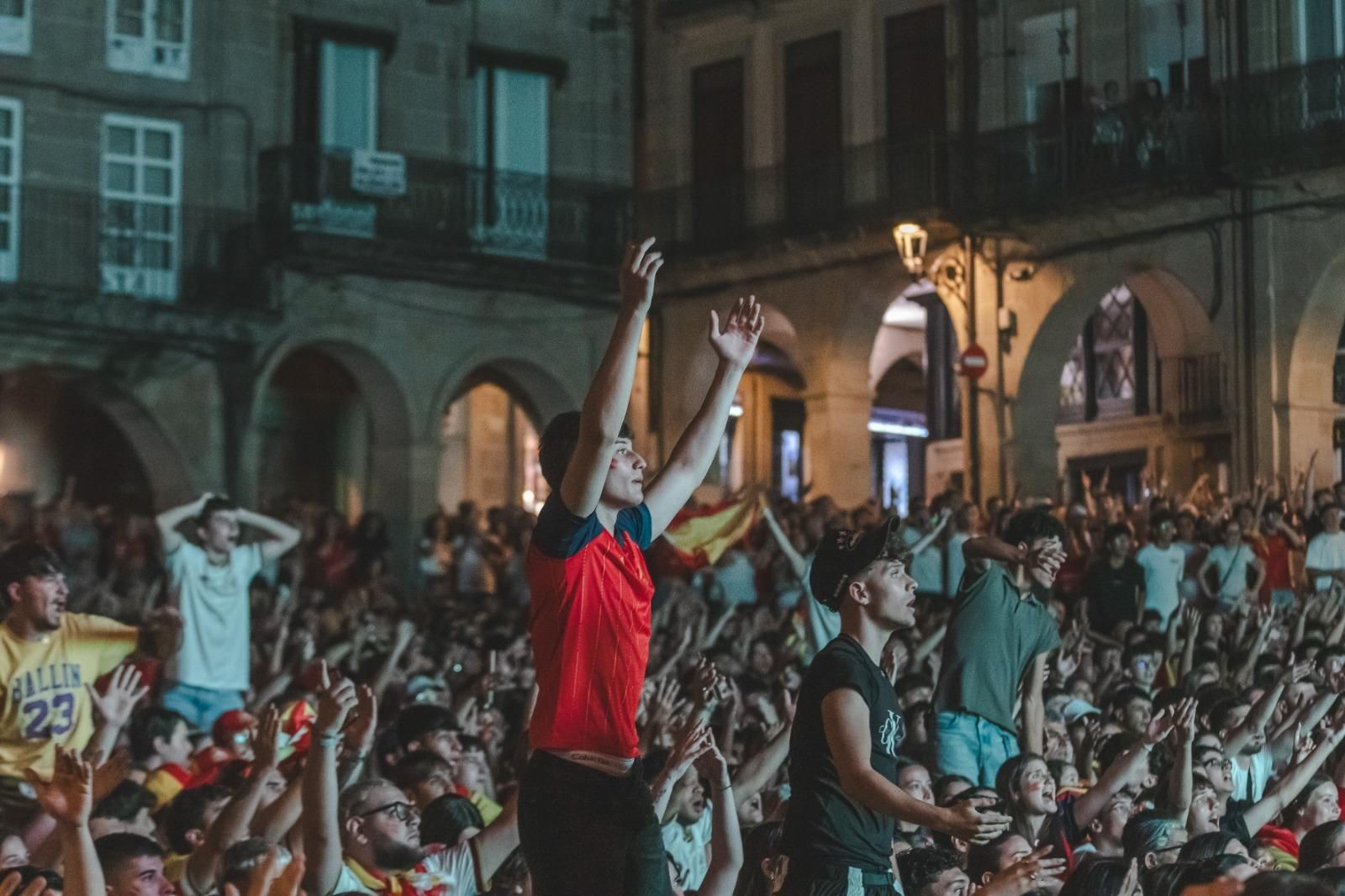 Galería | La ilusión por España en la semifinal tiñe de rojo la provincia de Ourense, en fotos