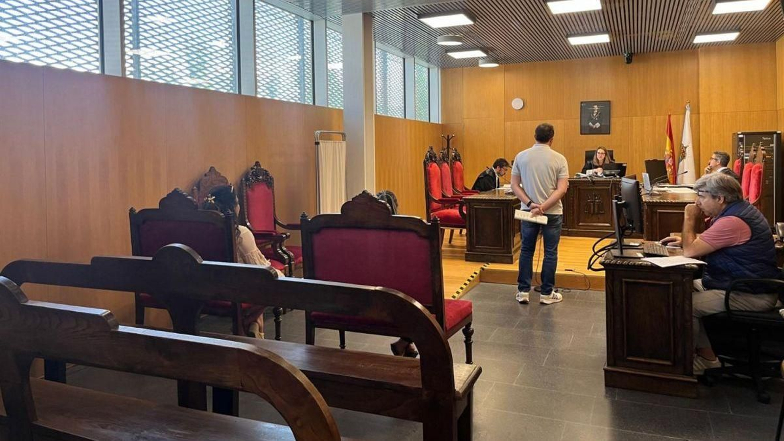 Momento en el que declara uno de los agentes que sí compareció.