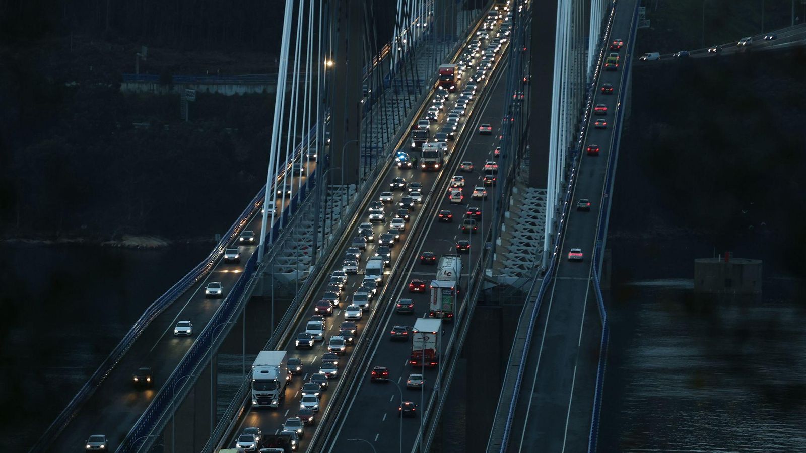 Las colas en Rande por el camión averiado.