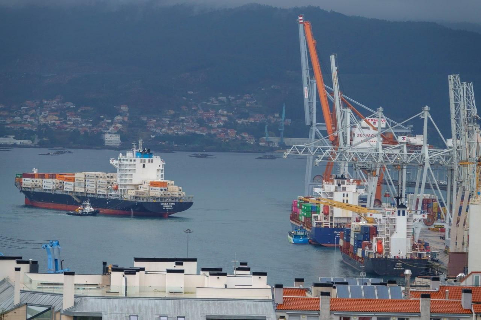 Portacontenedores ayer entrando y saliendo de Guixar.