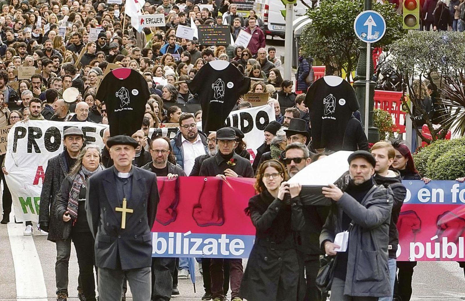 Profesores de Vigo inundan las calles de la ciudad en defensa de la educación pública