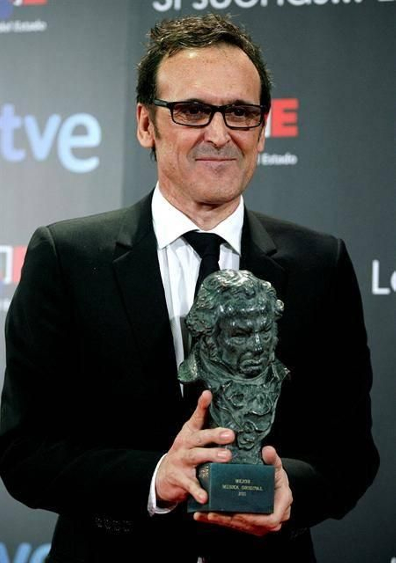 El compositor Alberto Iglesias posa tras recibir el premio Goya a la mejor música original por su trabajo en 'También la lluvia'. Foto: EFE