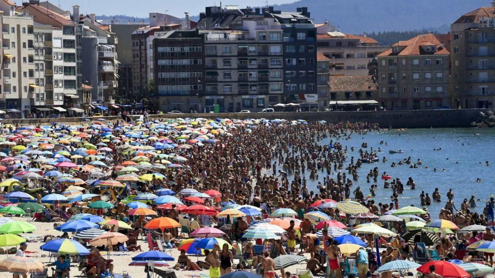 Una imagen clásica de Sanxenxo, con la playa atestada de bañistas durante el verano.