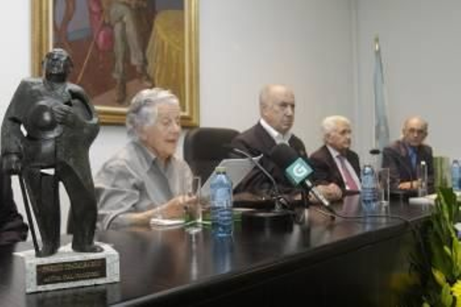 A la izquierda, la figura de bronce de Otero Pedrayo, seguida de Cal, Ferrín, Casal y Lorenzo. (Foto: MIGUEL ÁNGEL)