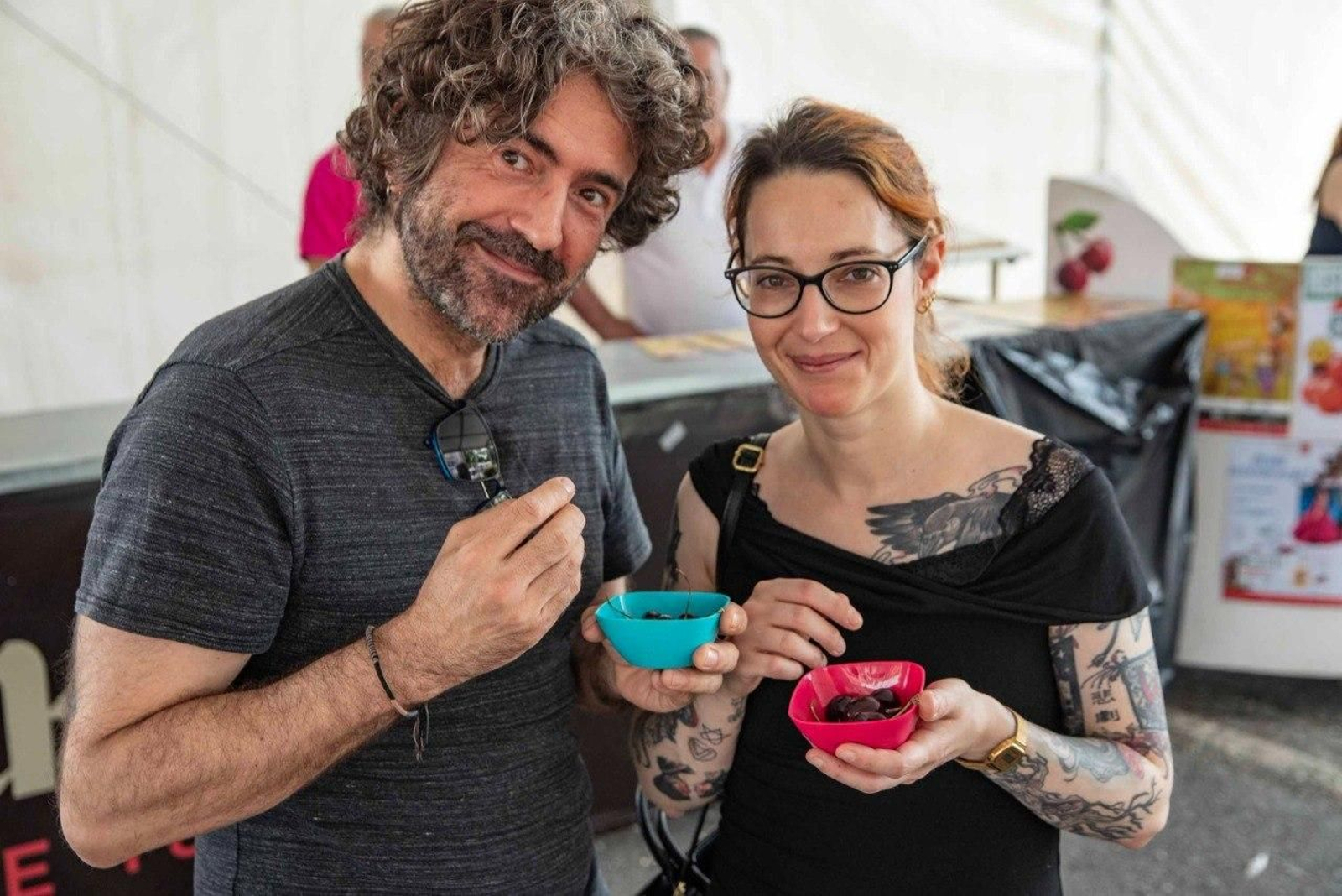 Algunos de los asistentes probando las cerezas durante la fiesta.