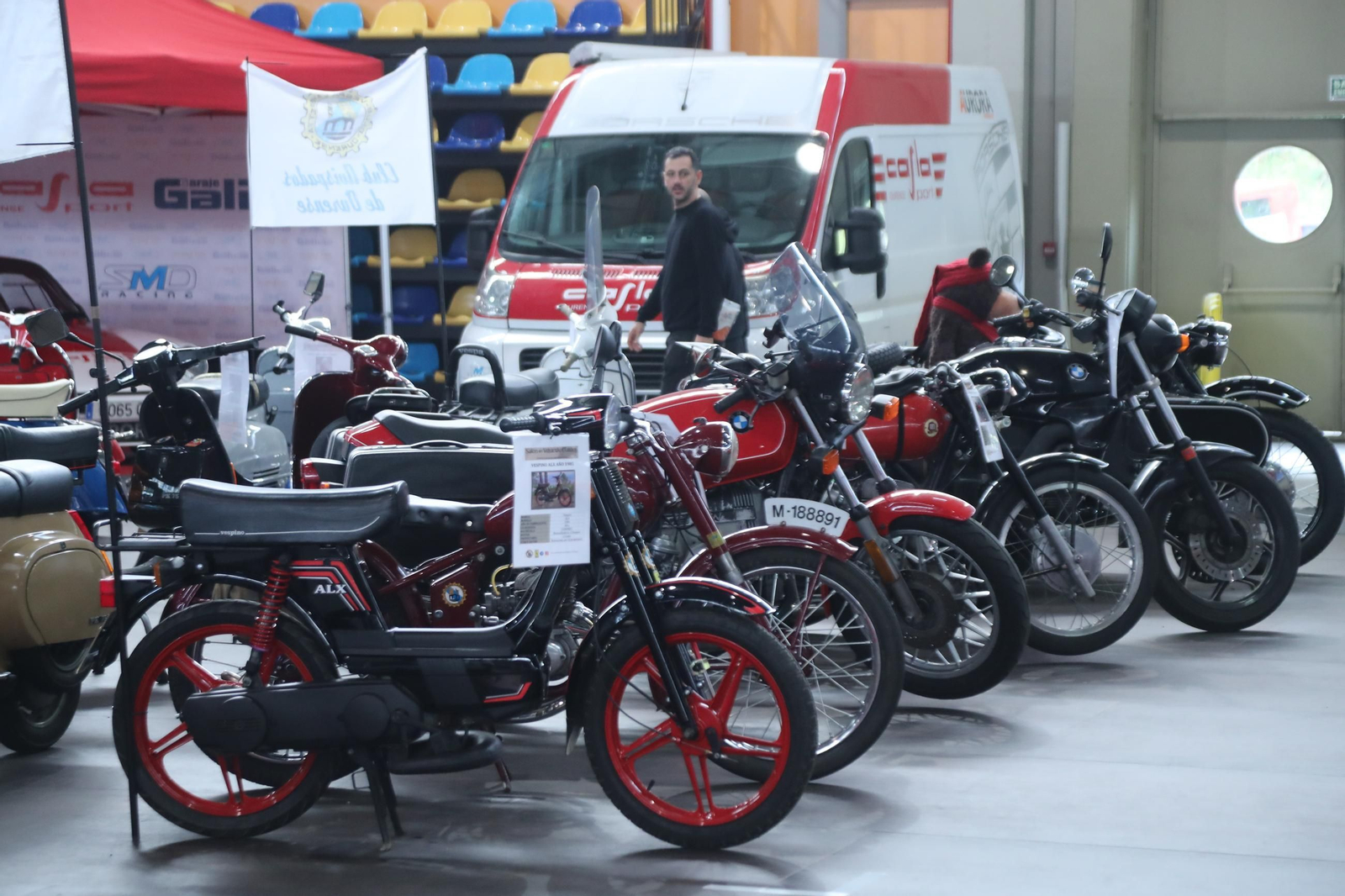 Galería | Más de un centenar de coches en el Salón del Automóvil Clásico