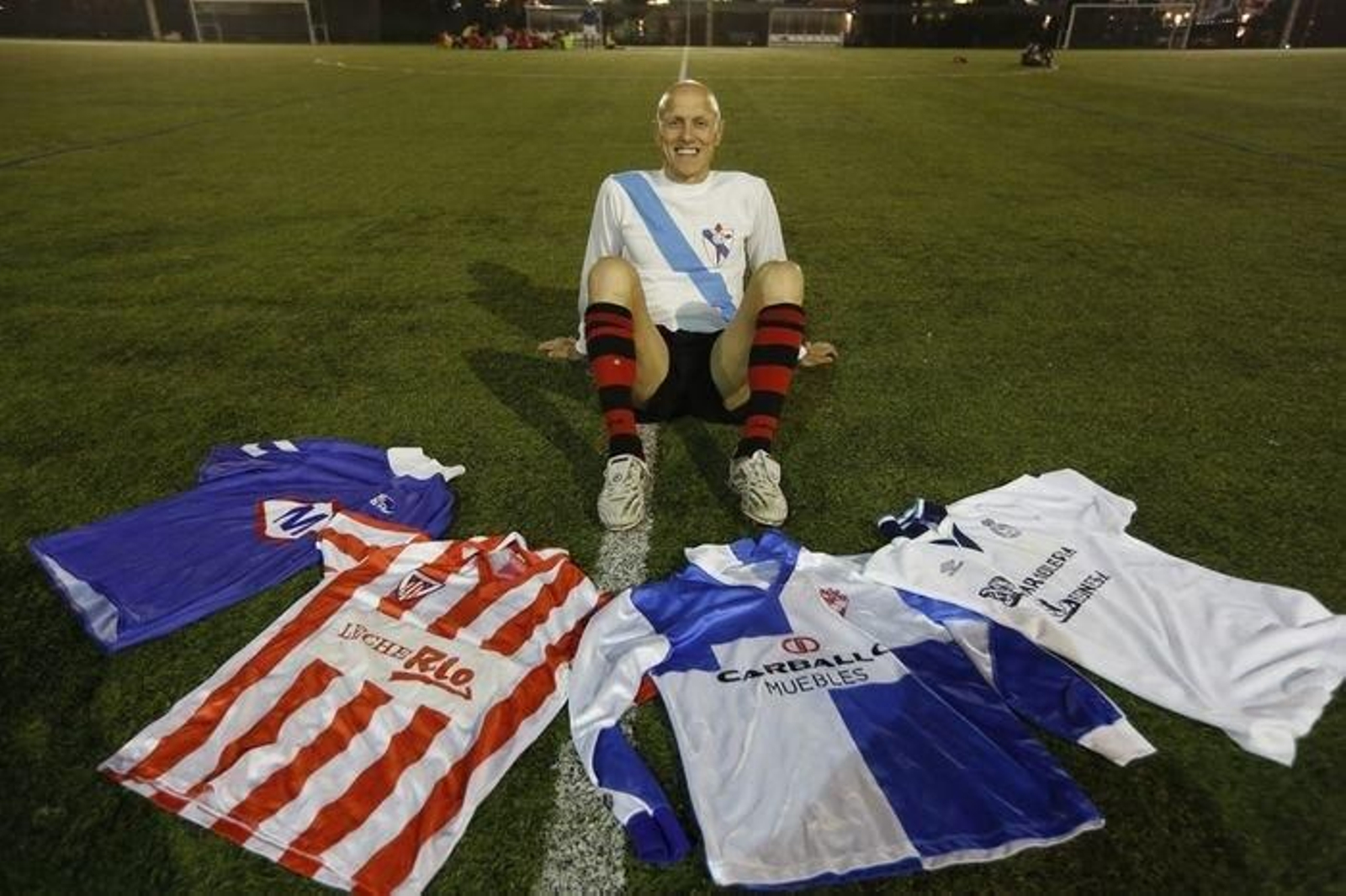 Jesús Rodríguez "Carolo" posando con varias camisetas con las que jugó.