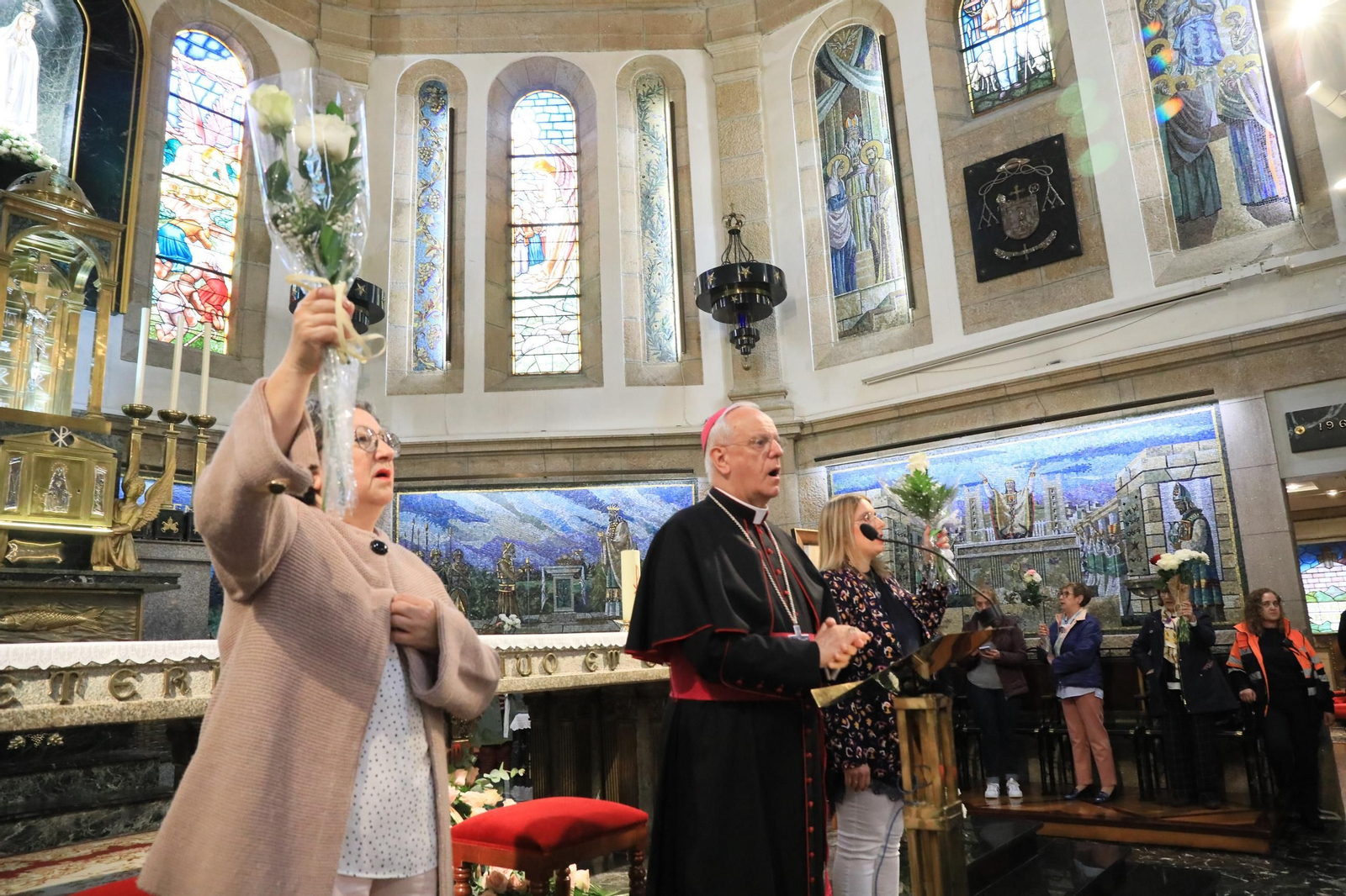 Galería | Las madres ofrecen sus flores un año más a la Virgen de Fátima, en fotos