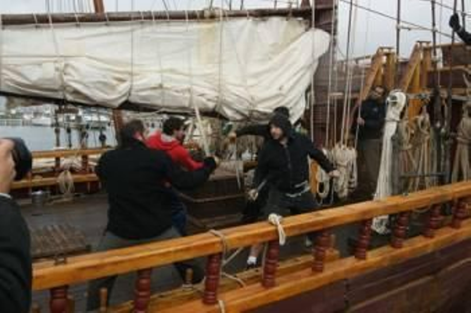 Los actores ensayan a bordo del barco una batalla.
