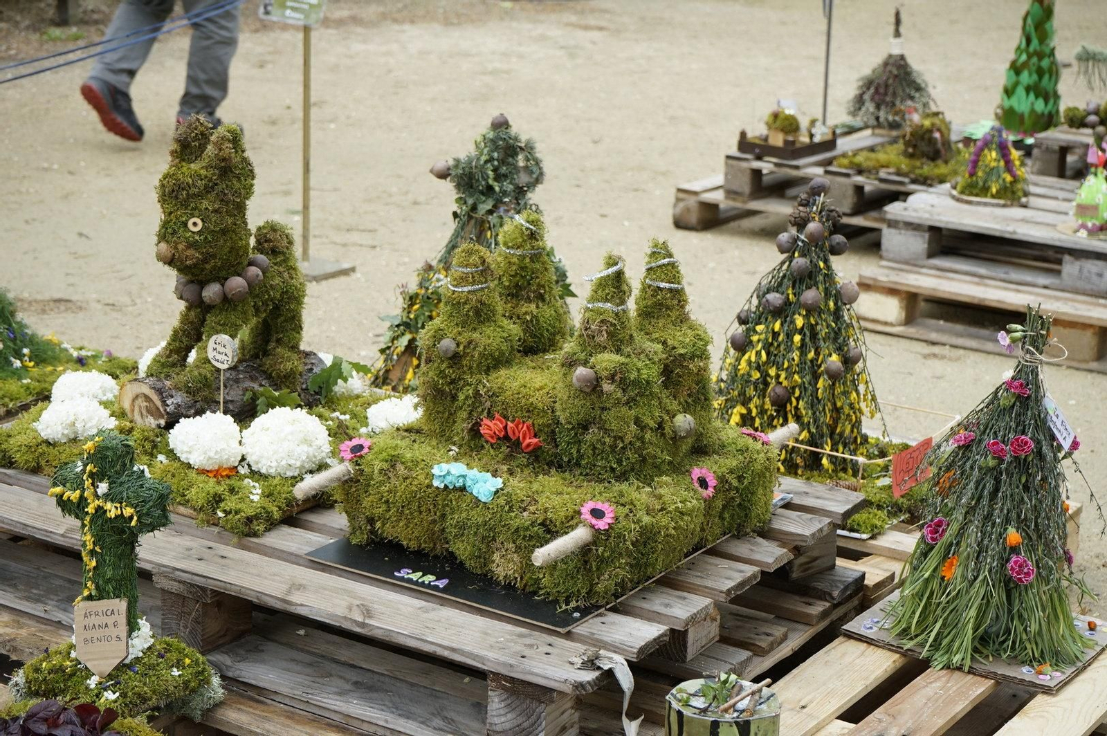 Uno de los maios con forma de castillo con el nombre de Sara.