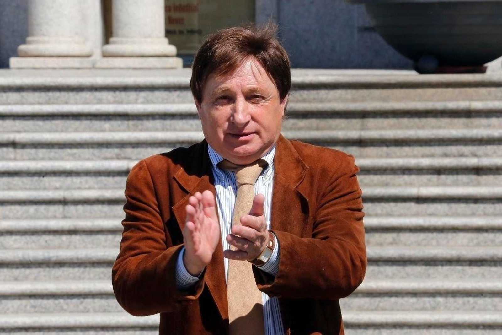 Arturo Grandal, a la entrada del consistorio de Salvaterra de Miño, donde "reina" desde 1979.