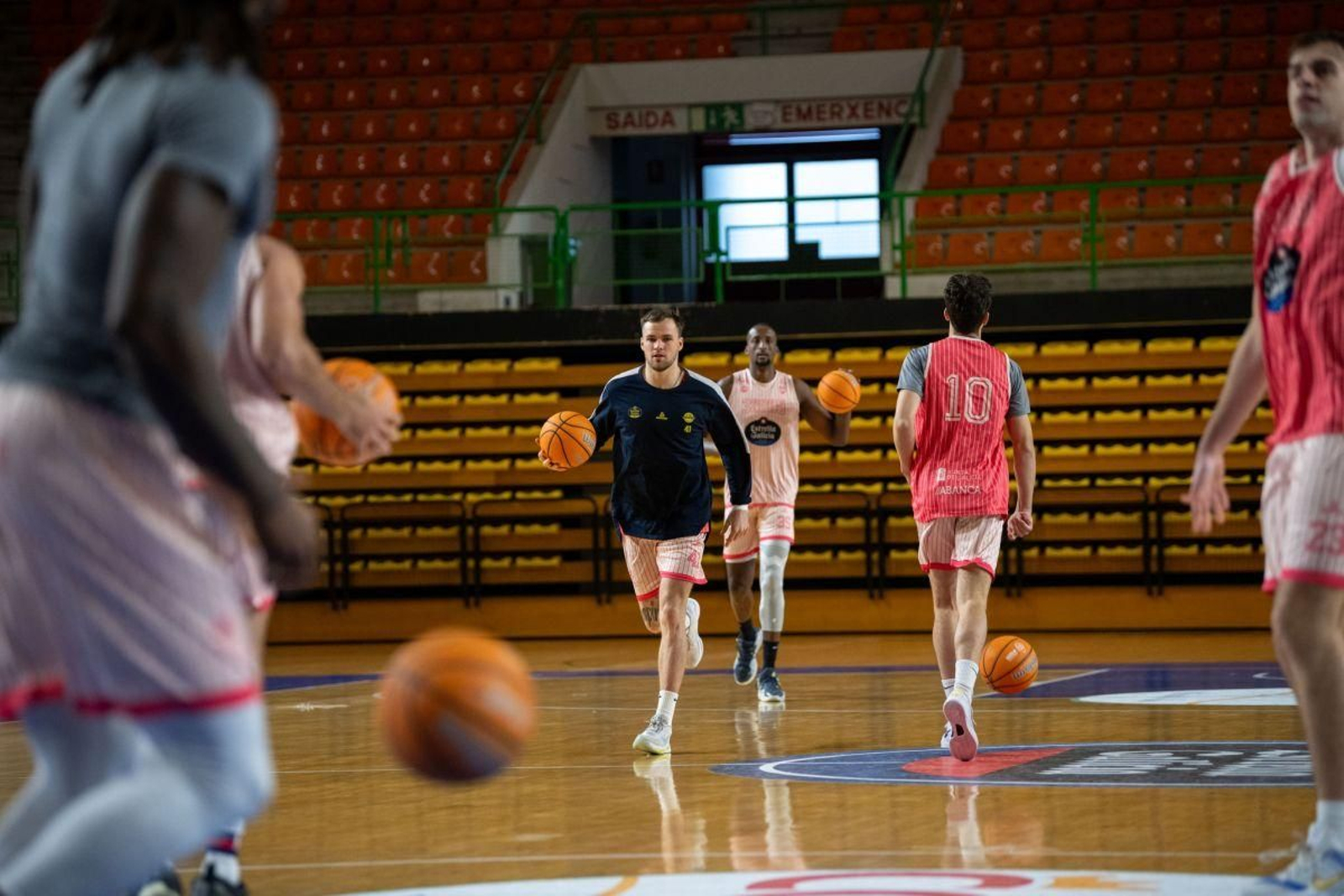 Los jugadores del COB, durante el entrenamiento previo en el Pazo Paco Paz.