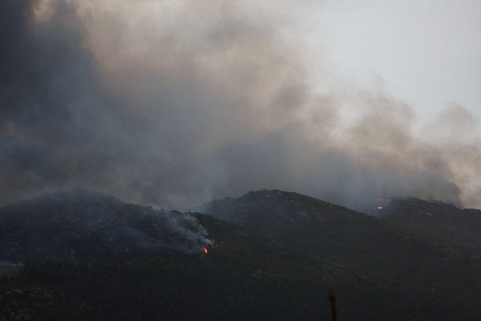 Galería | Las llamas devoran el monte Galleiro, entre Mos, Ponteareas y Pazos de Borbén