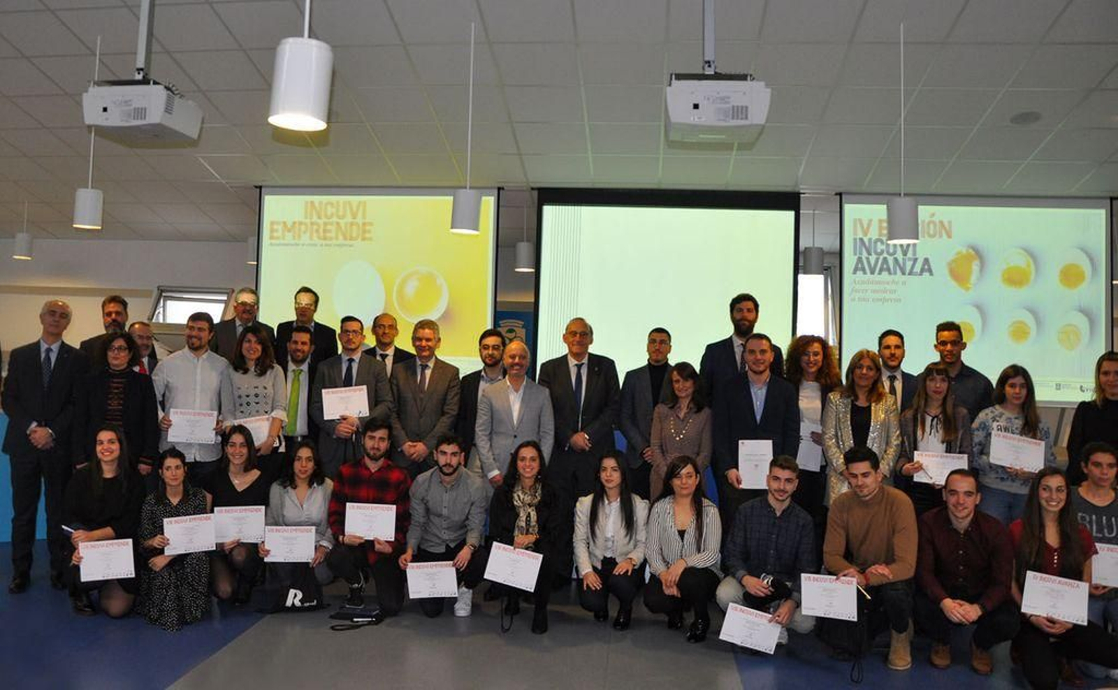 Foto de familia de los  premiados con el rector, Manuel Reigosa, y representantes de las entidades colaboradoras.