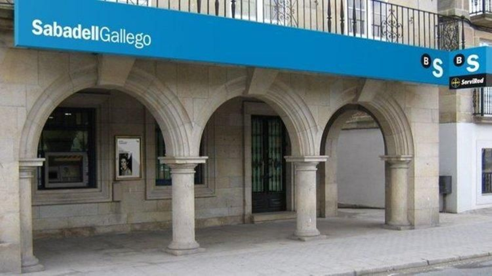 Exterior de una oficina bancaria del SabadellGallego.