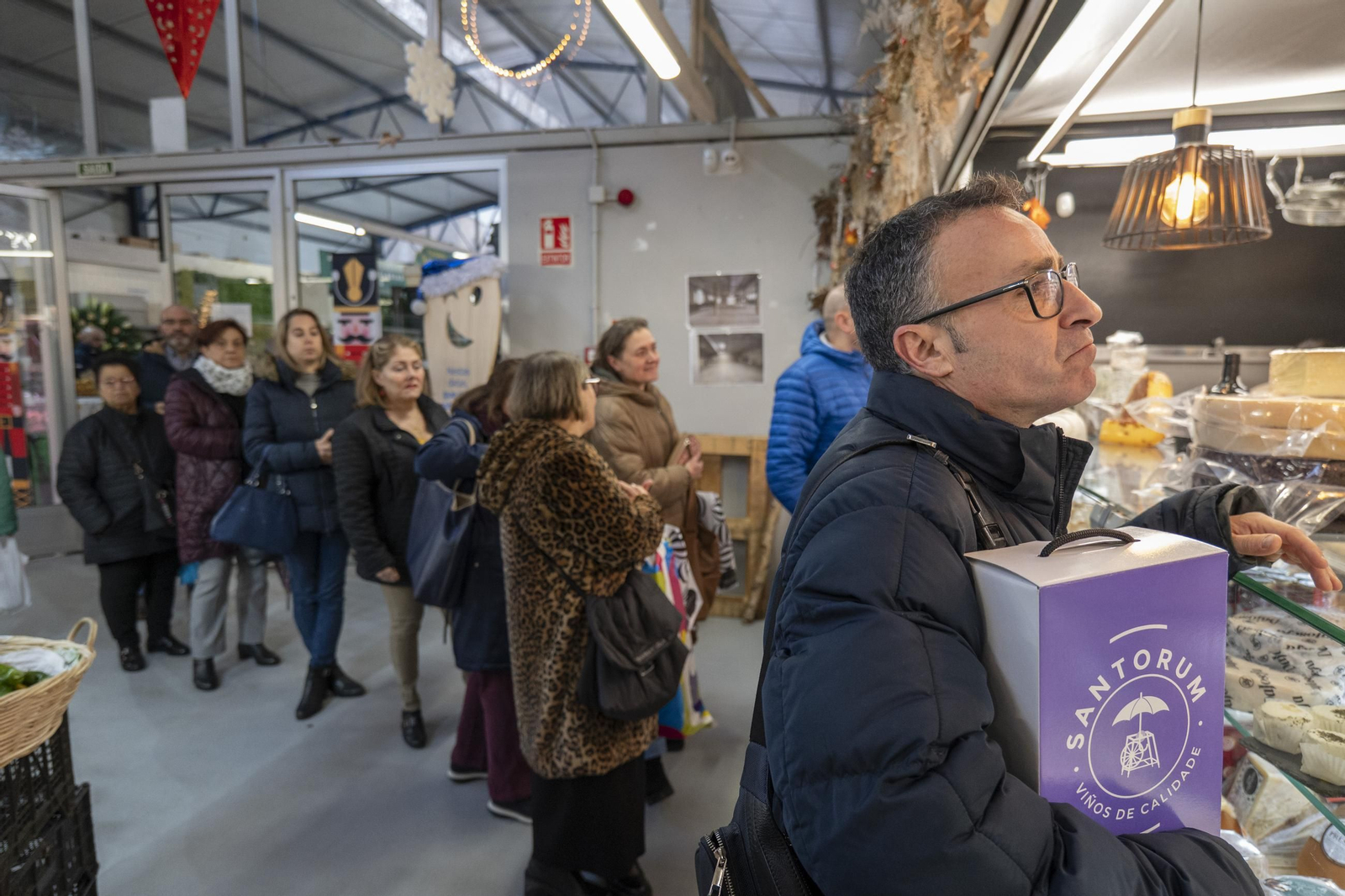 Colas en la Plaza de Abastos para realizar las compras navideñas.