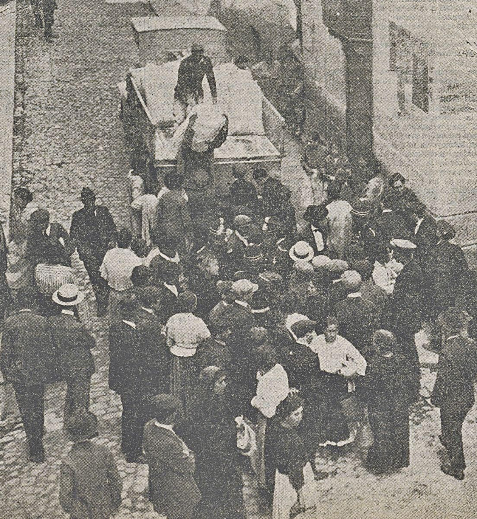 A la puerta de una tahona en Madrid. Hoy 21-05-1920.