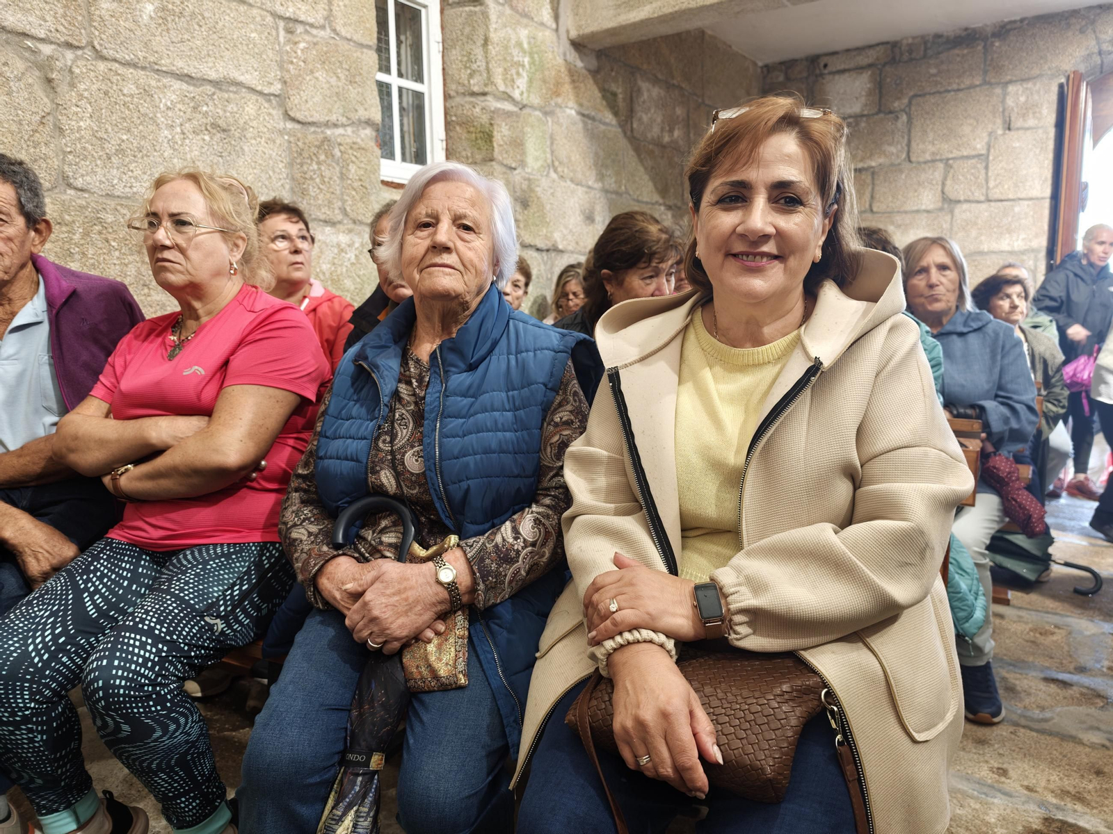 Galería | La fe movió a los devotos a una lluviosa romería de San Bartolomeu en Valadares