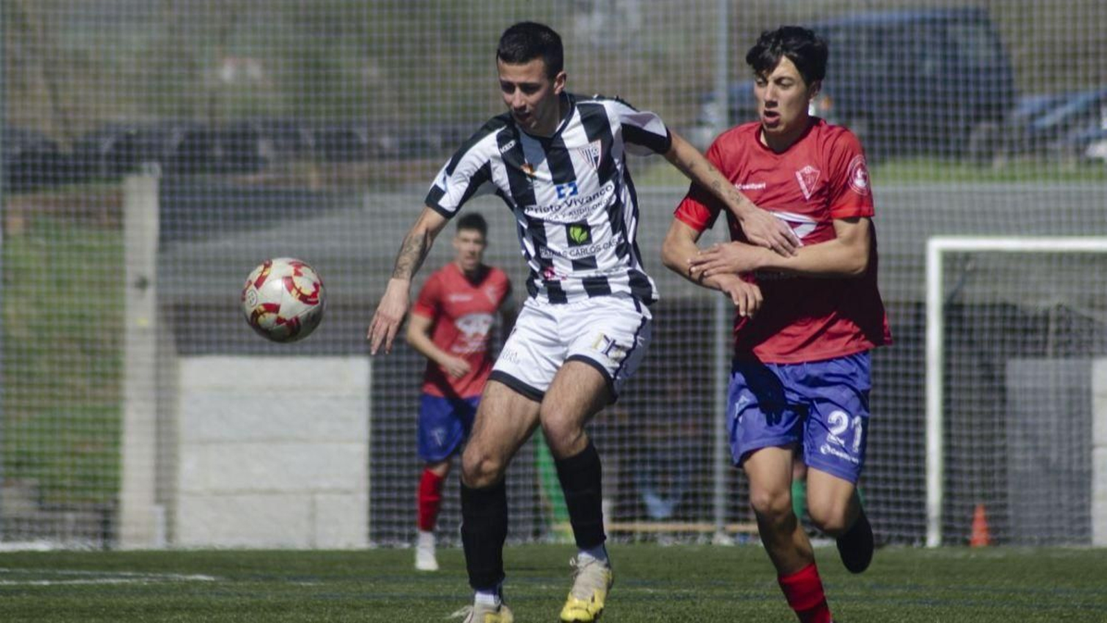 El antelano Adrián Cole intenta cerrarle el camino al macedano Martín.