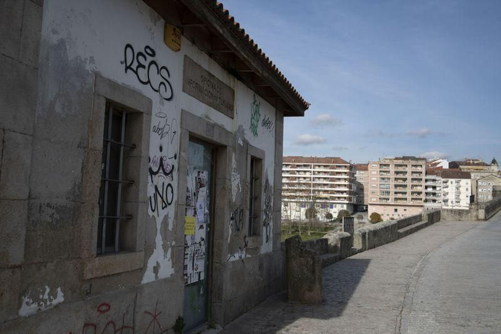 Ourense. 03/02/2022. Pintadas al patrimonio monumental de la ciudad. A Pontevella.
Foto: Xesús Fariñas