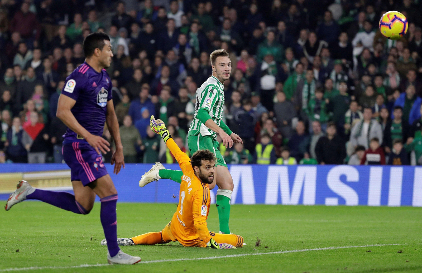 Loren marca el primer gol del Betis ante Cabral y Sergio Álvarez, en el partido disputado ayer en el Benito Villamarín.