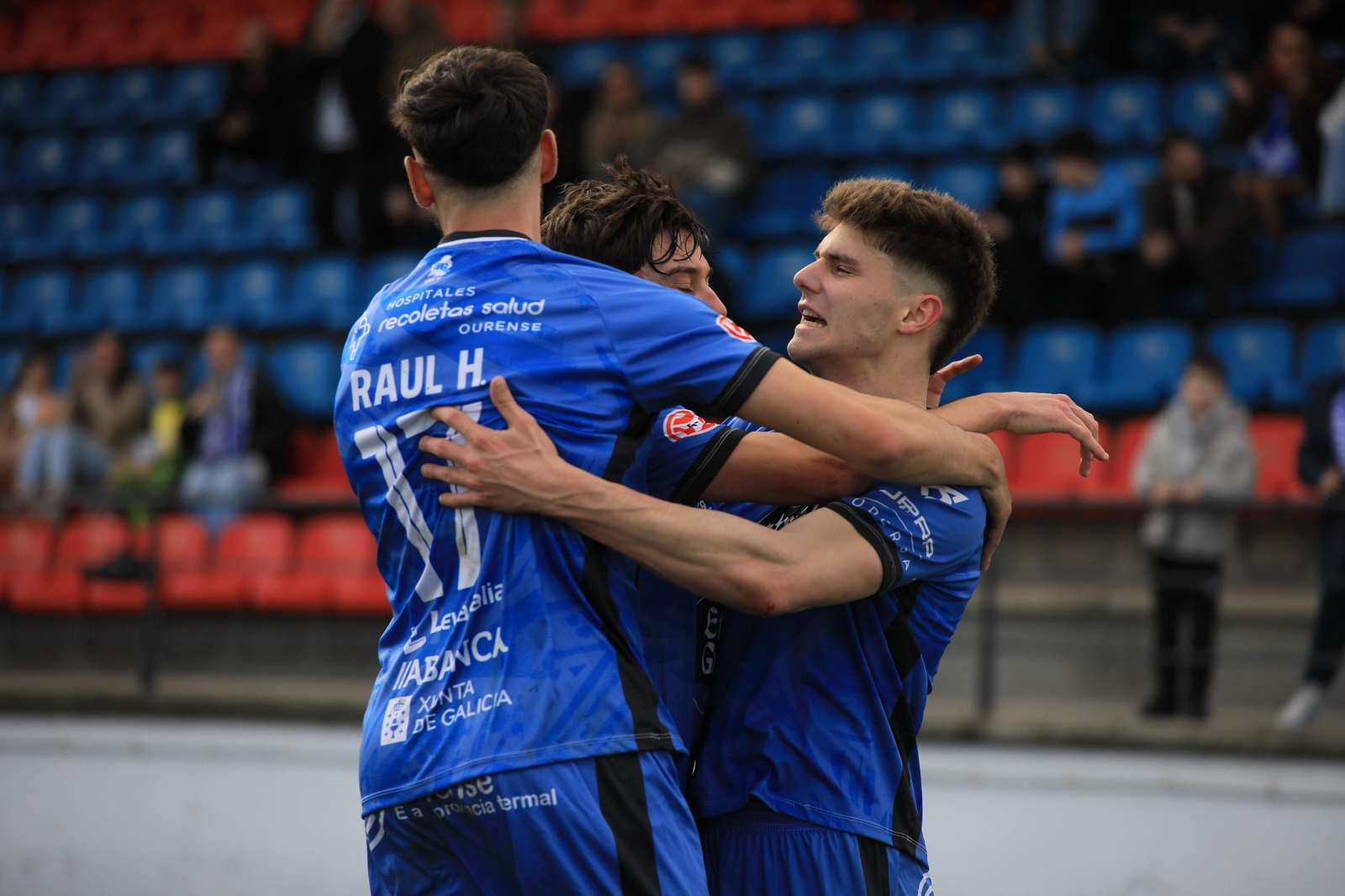 Galería | Goles y disfraces en el regreso del Ourense CF a O Couto