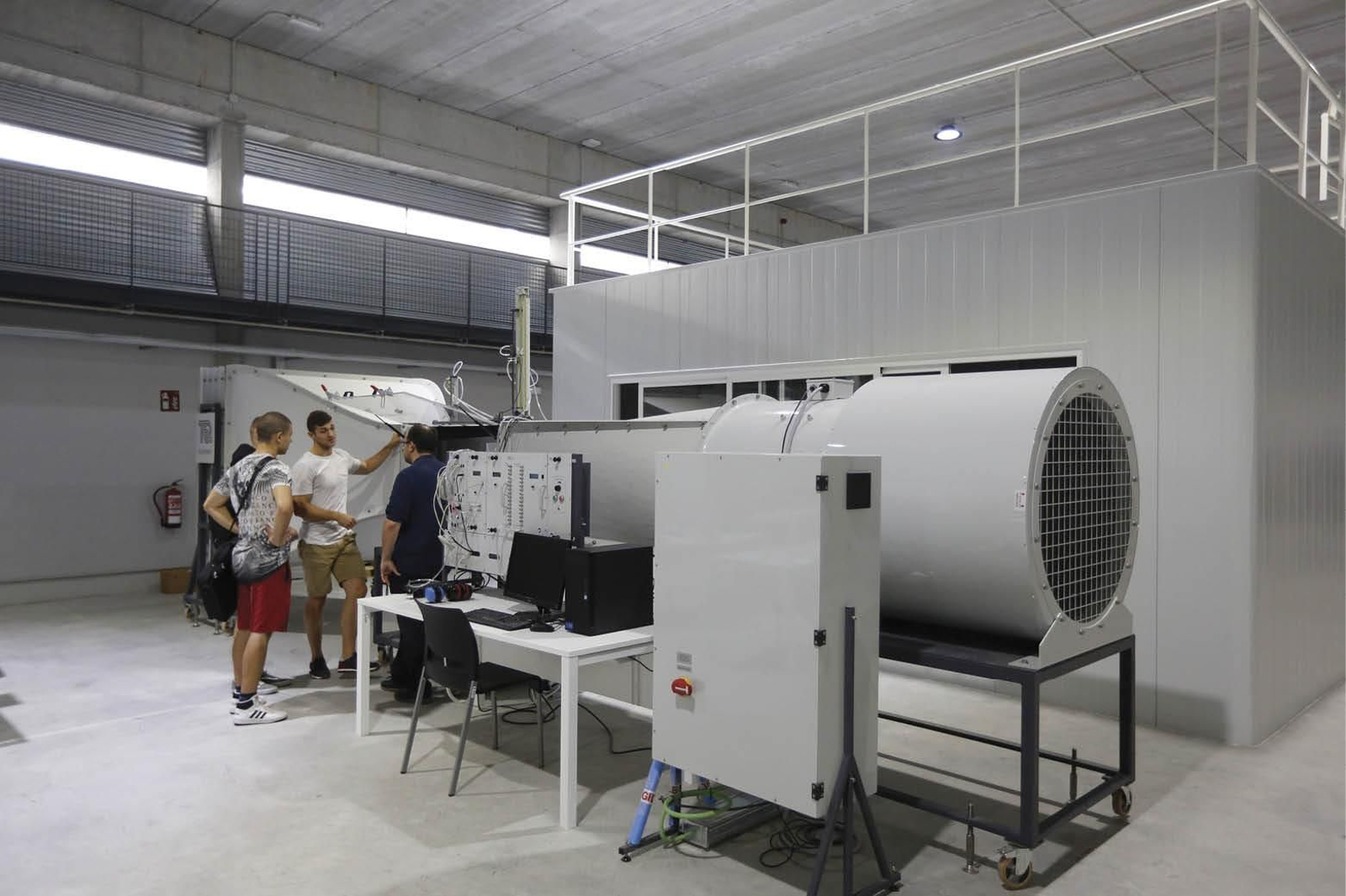 Alumnado frente al túnel de viento, uno de los equipamientos del laboratorio.