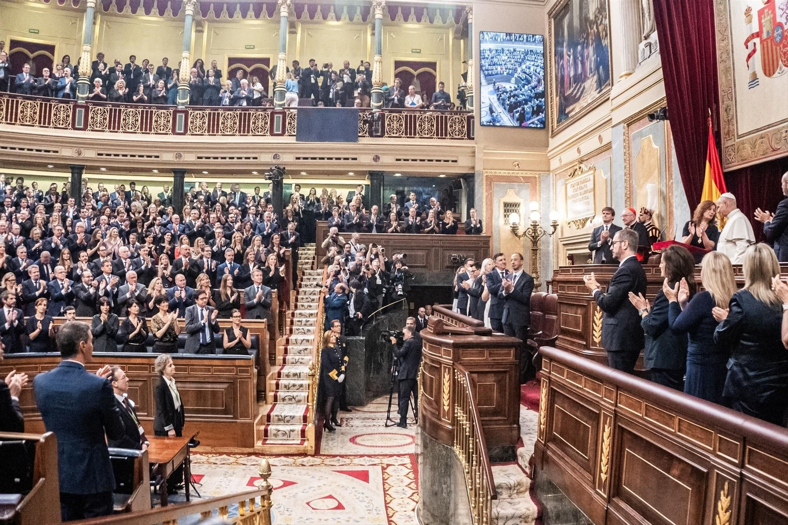 El papa León XIV, a la derecha, recibe el aplauso unánime de diputados y senadores puestos en pie que se prolongó durante siete minutos.