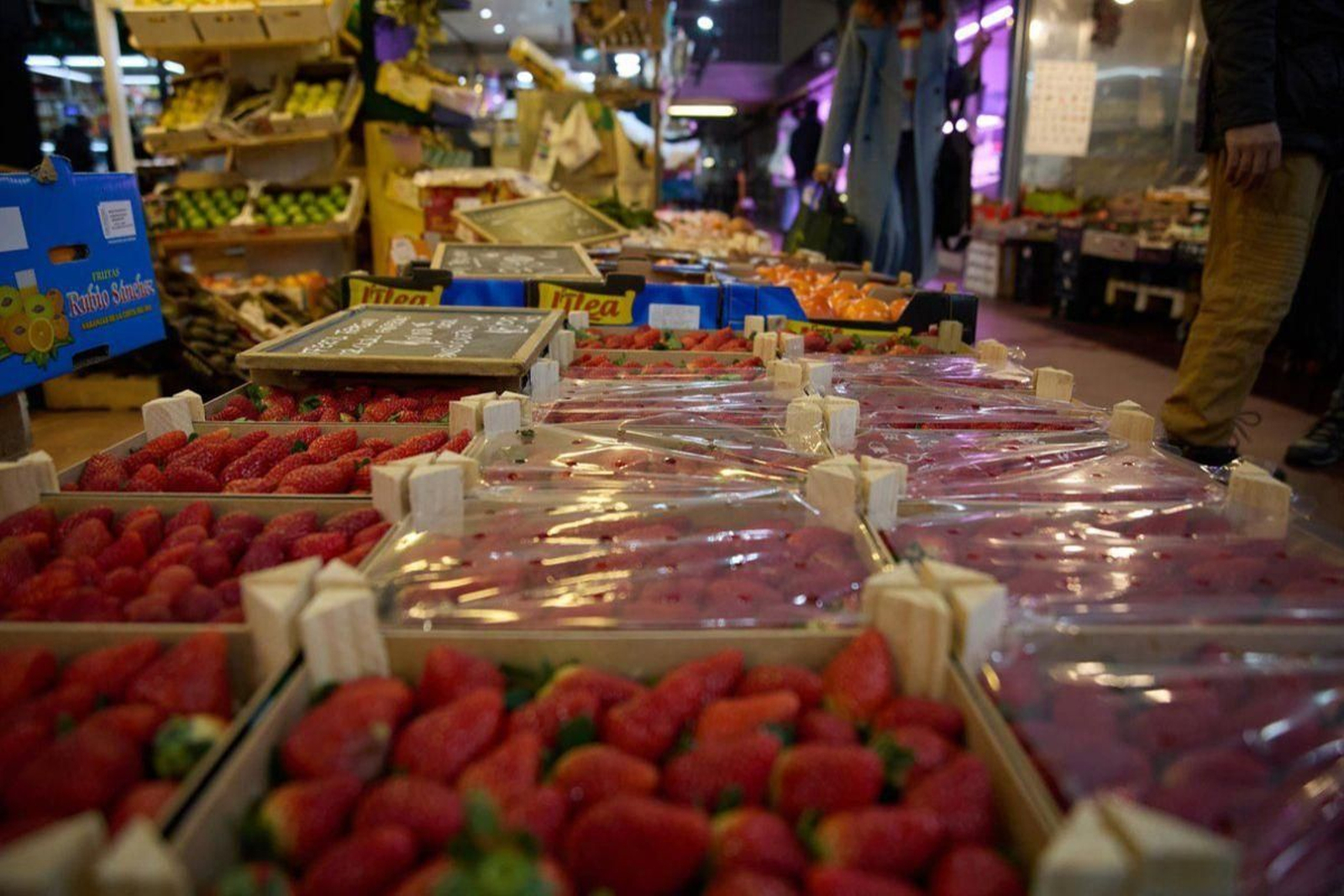 Cajas de fresas, uno de los productos que más subió, en un supermercado.