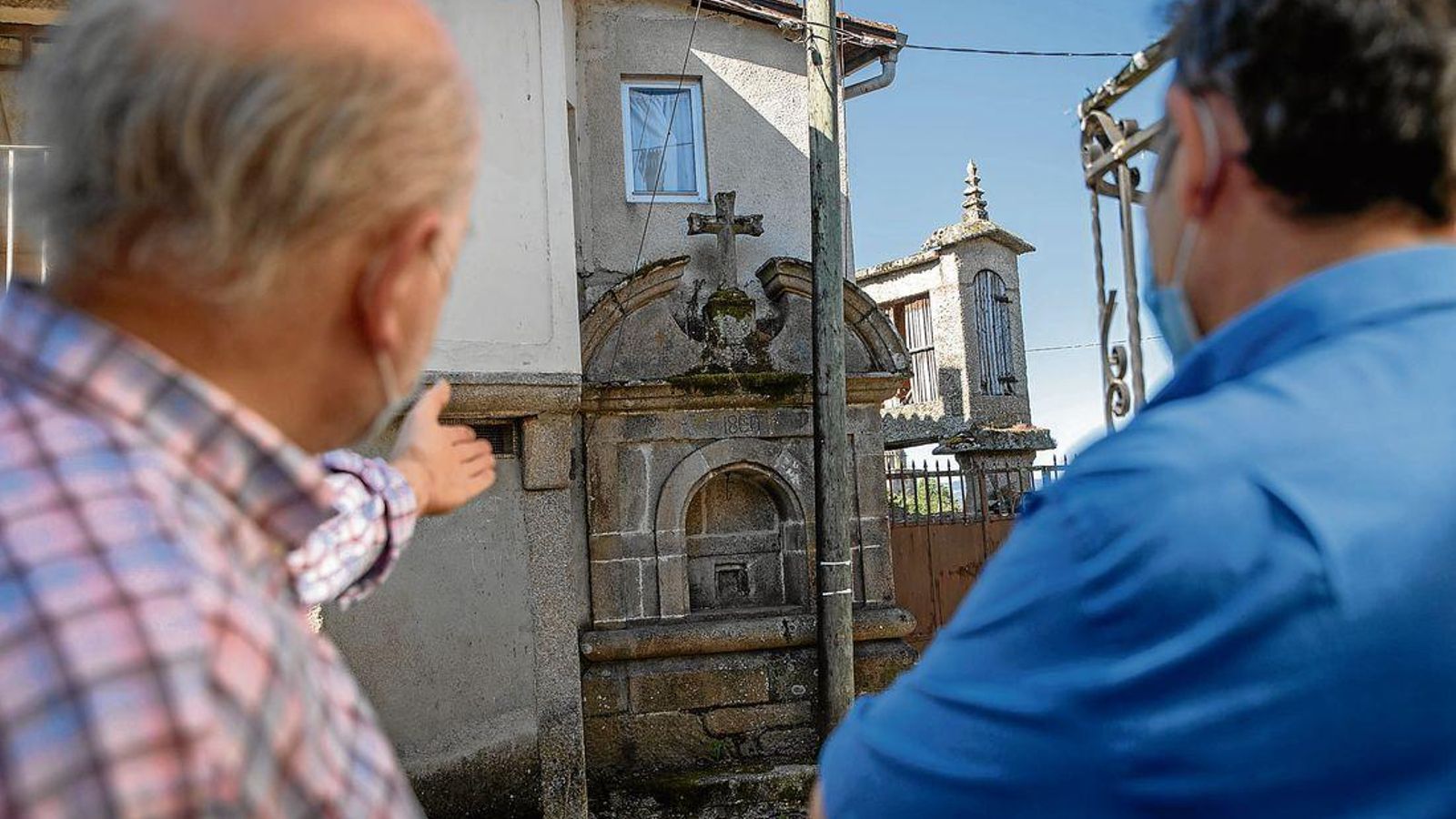 O PEREIRO DE AGUIAR (MELIAS). 17/07/2020. OURENSE. La Iglesias de Santa María de Melias presenta desperfectos en su tejado. Un poste de la red eléctrica obstaculiza y afea un peto del año 1.800 que se encuentra en el medio del pueblo de Cimadevila. FOTO: ÓSCAR PINAL  Santiago Notario e Francisco Enríquez