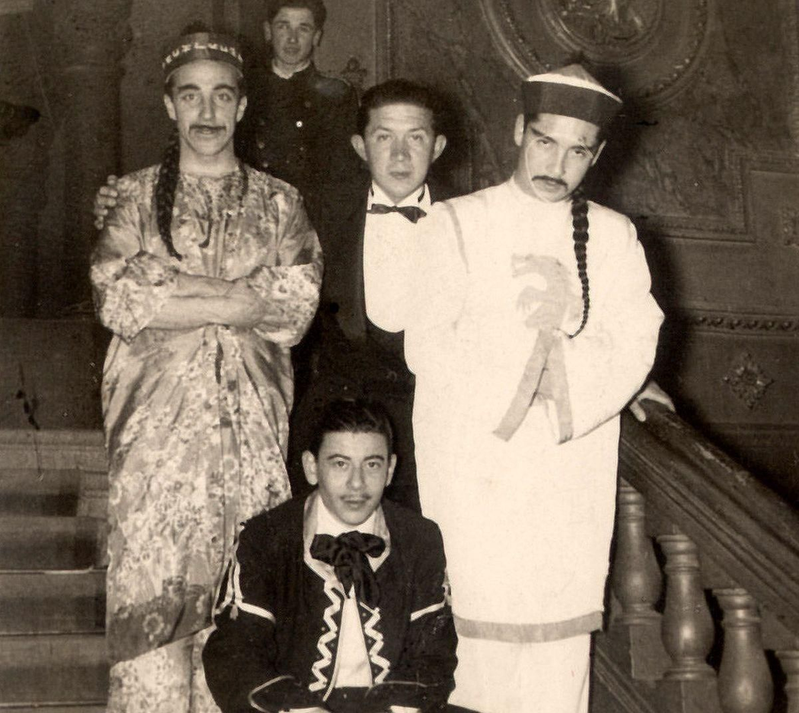 Personajes conocidos de la sociedad Ourensana presente en los bailes de Carnaval.