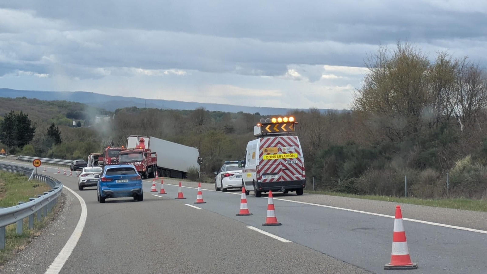 Imagen del camión tras el accidente de tráfico en la A-52.