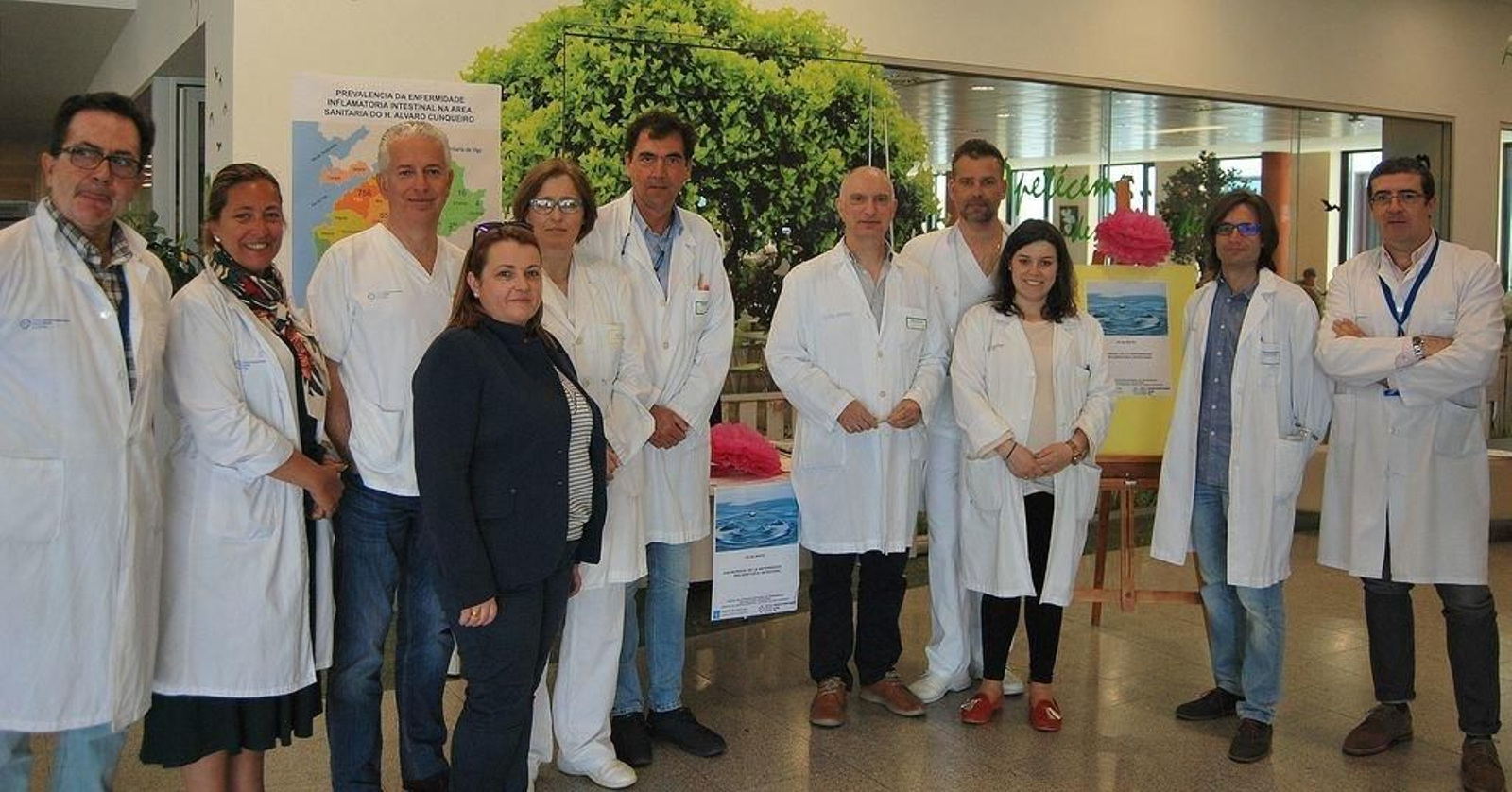 Personal de la Unidad con el responsab le de Digestivo, Rodríguez Prada, a la derecha