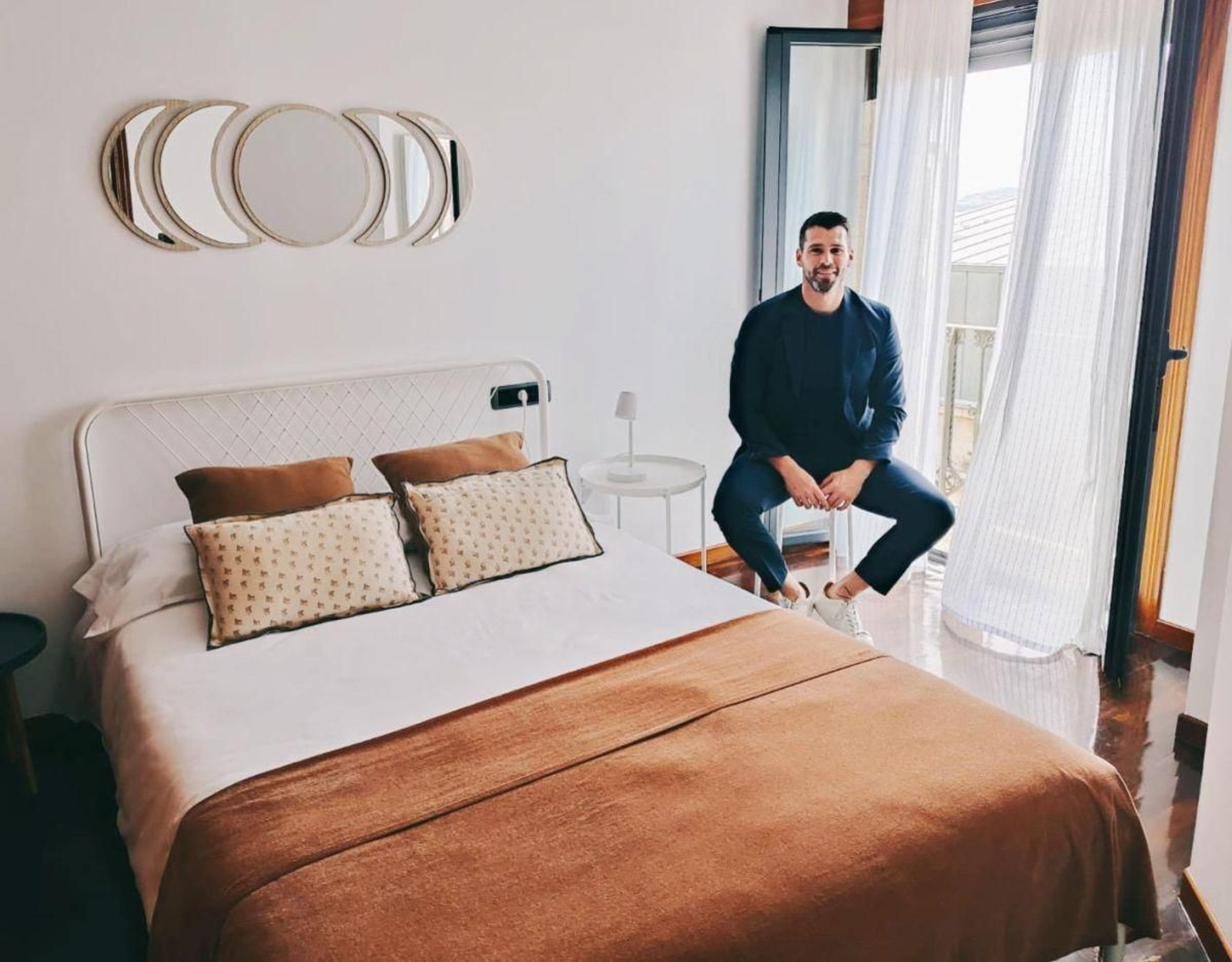 David Martínez, de Rental Galicia, posa en una de las habitaciones en alquiler.