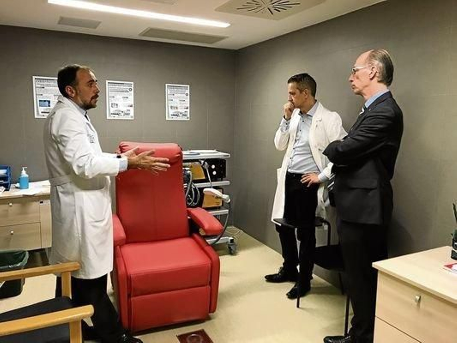 El gerente, Julio García Comesaña, conversa con Jesús Vázquez Almuíña. Por detrás, Luis Docasar, jefe de Psiquiatría.