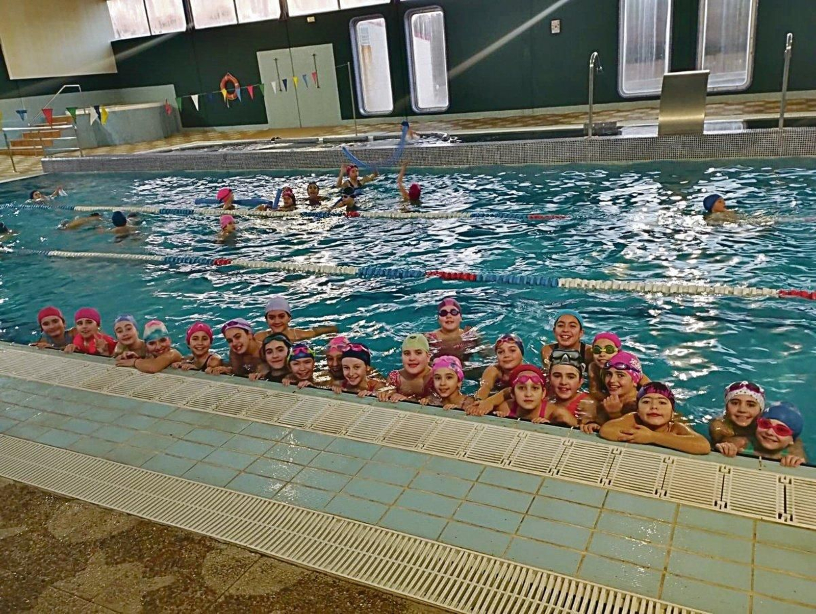 Un relaxante baño na piscina.