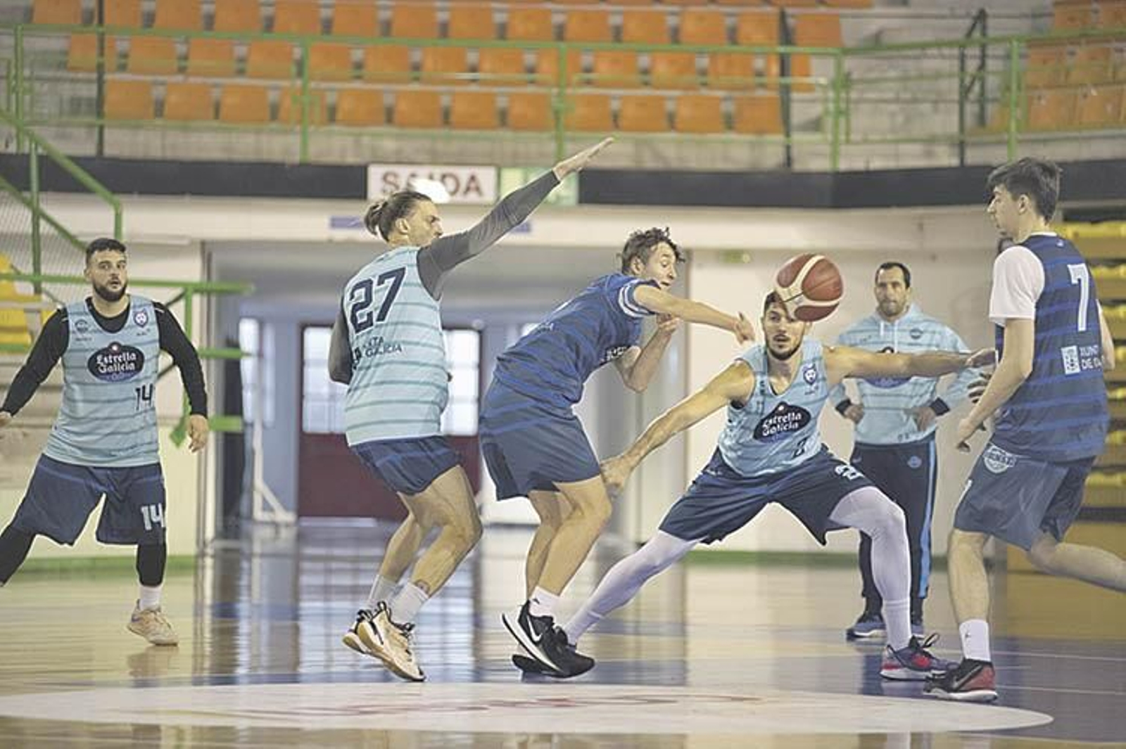 Cera lanza un pase en un entrenamiento del COB en 

el Pazo. XESÚS FARIÑAS