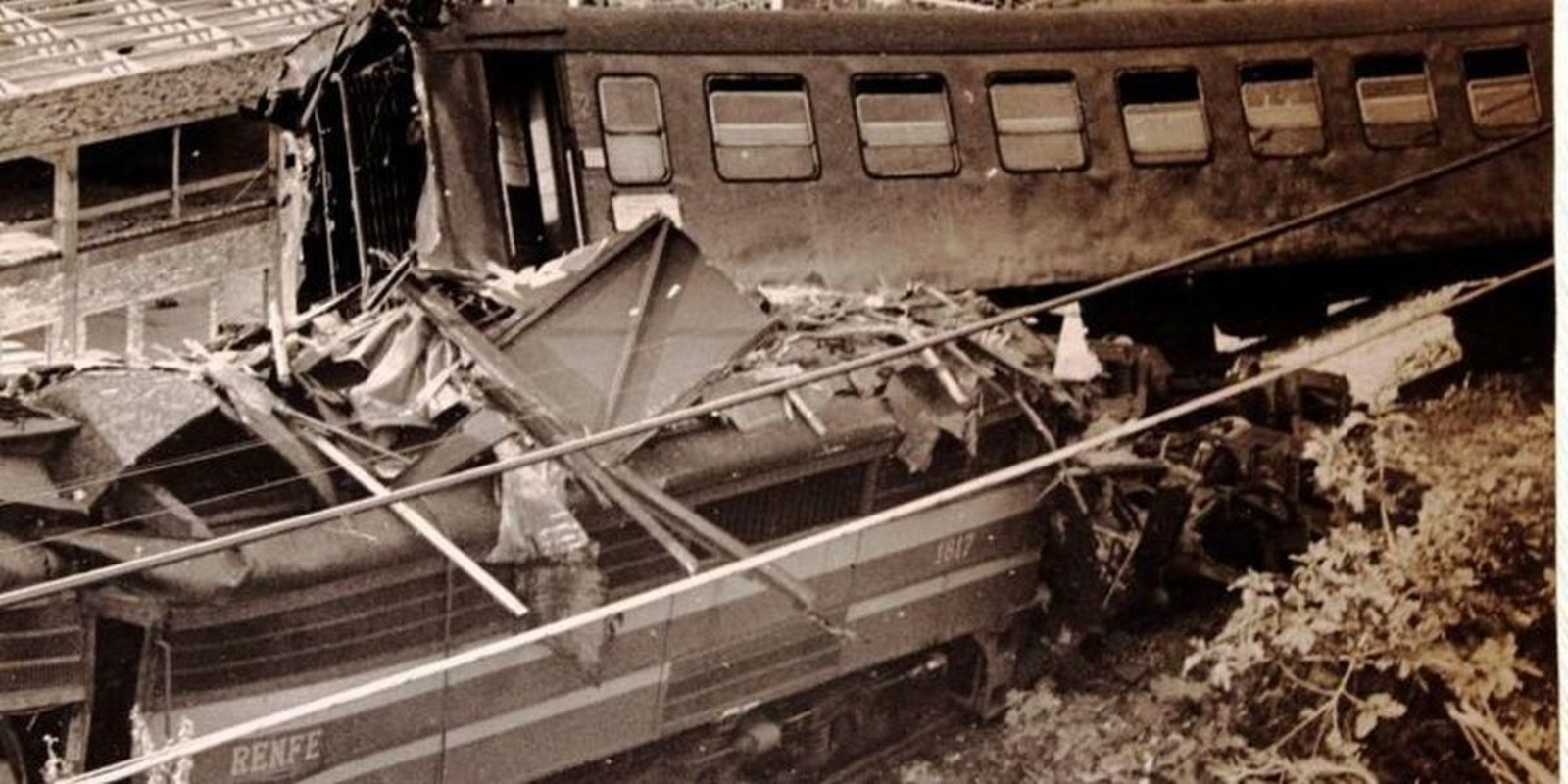 Restos del tren tras el accidente.