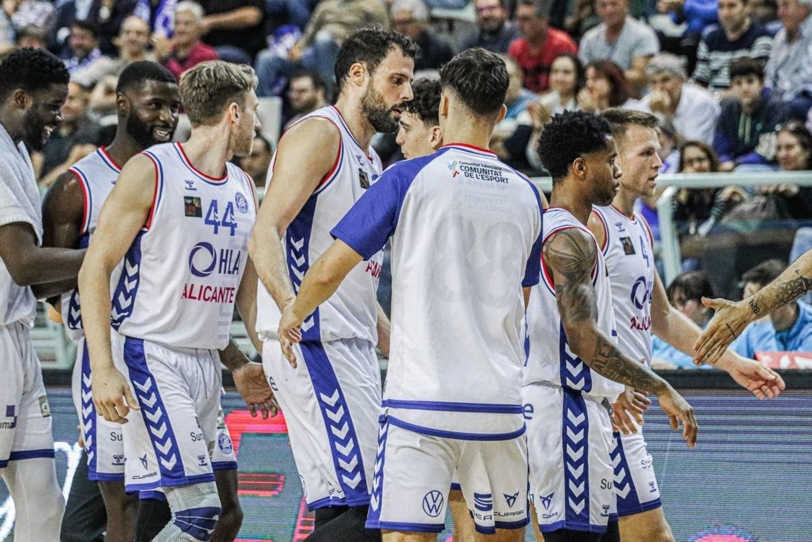 Varios jugadores del Alicante, durante un partido disputado en su pabellón