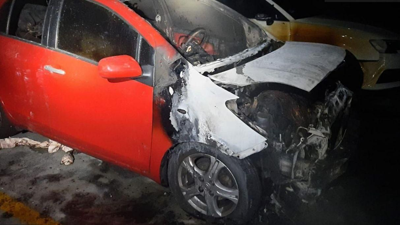 Estado en el que quedó uno de los vehículos que ardió en un garaje de Pontevedra.