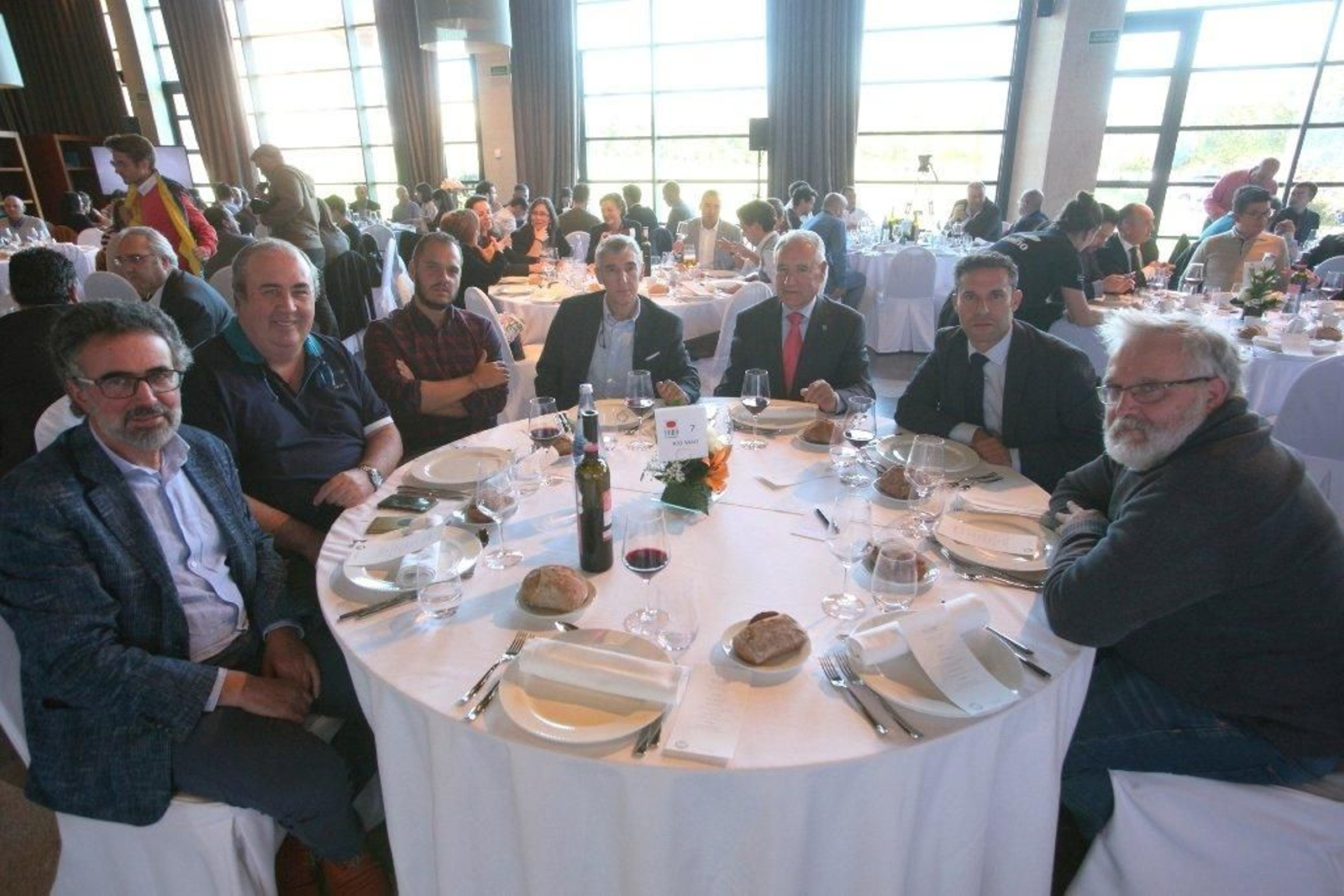 Xosé Mosquera, secretario comarcal de CxG; Manuel Ferreño, consejero delegado del grupo Tega; David González, gerente de Mybox Experience; Pepe Alfaro, director de Publicidad de La Región; Francisco Nóvoa, presidente del Grupo Academia Postal; Gustavo Sanmartín, director de la Estación de Manzaneda, y Luis Carreira Varela, profesor de la Escola Antón Faílde.