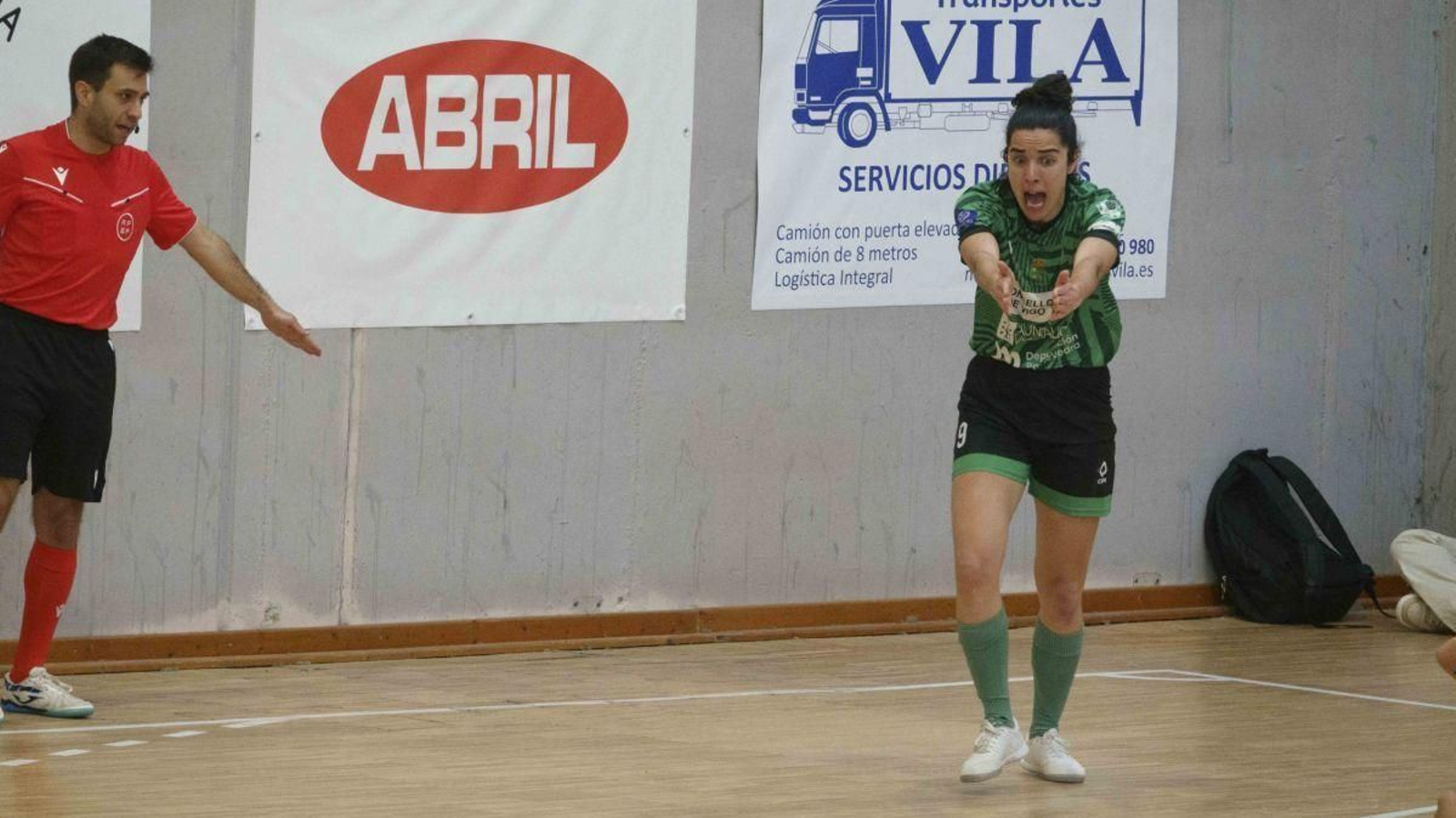 Clau Martínez expresa su disgusto durante el encuentro de ayer.