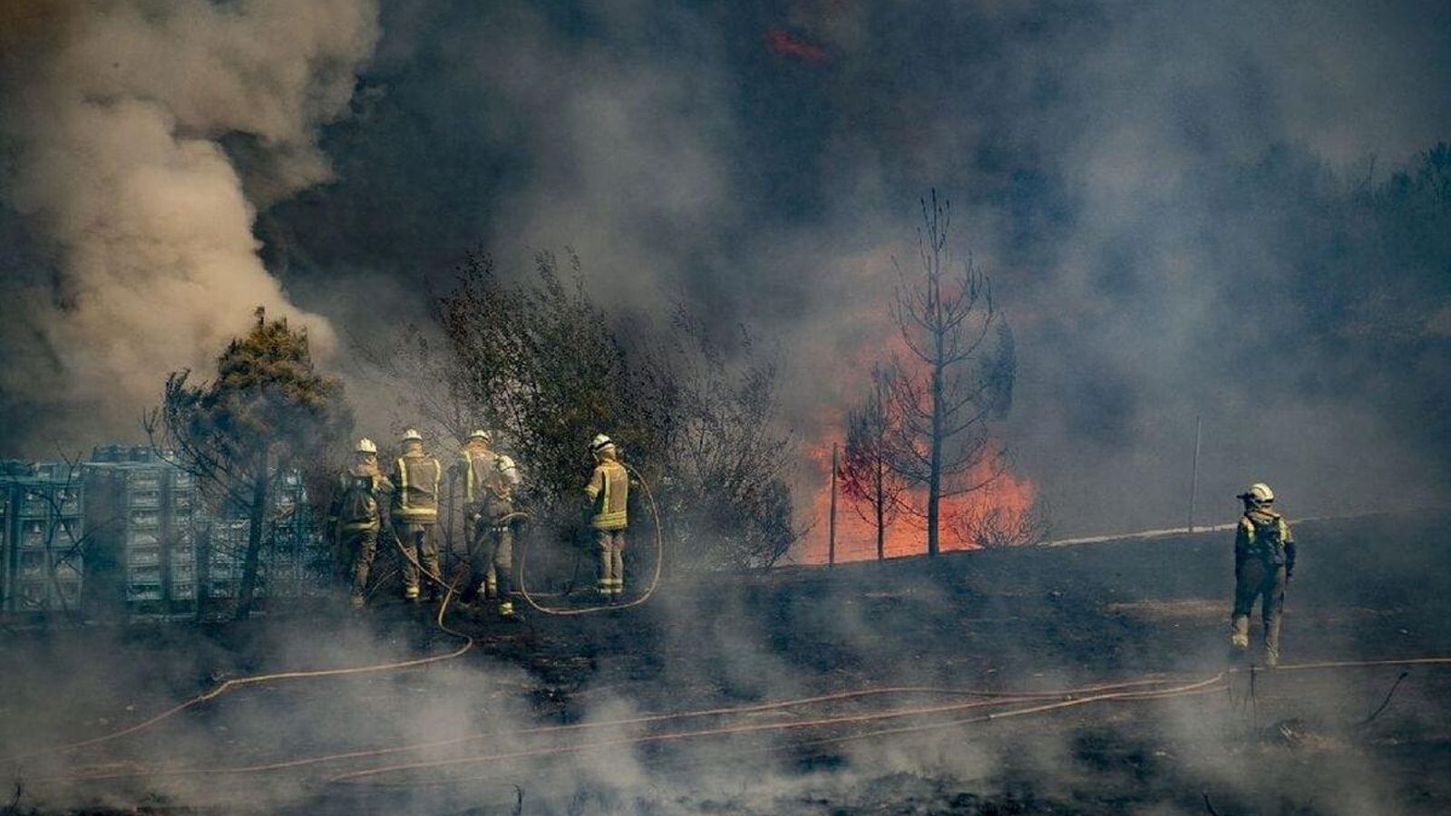 Los servicios de emergencia trabajando en los incendios de Verín.