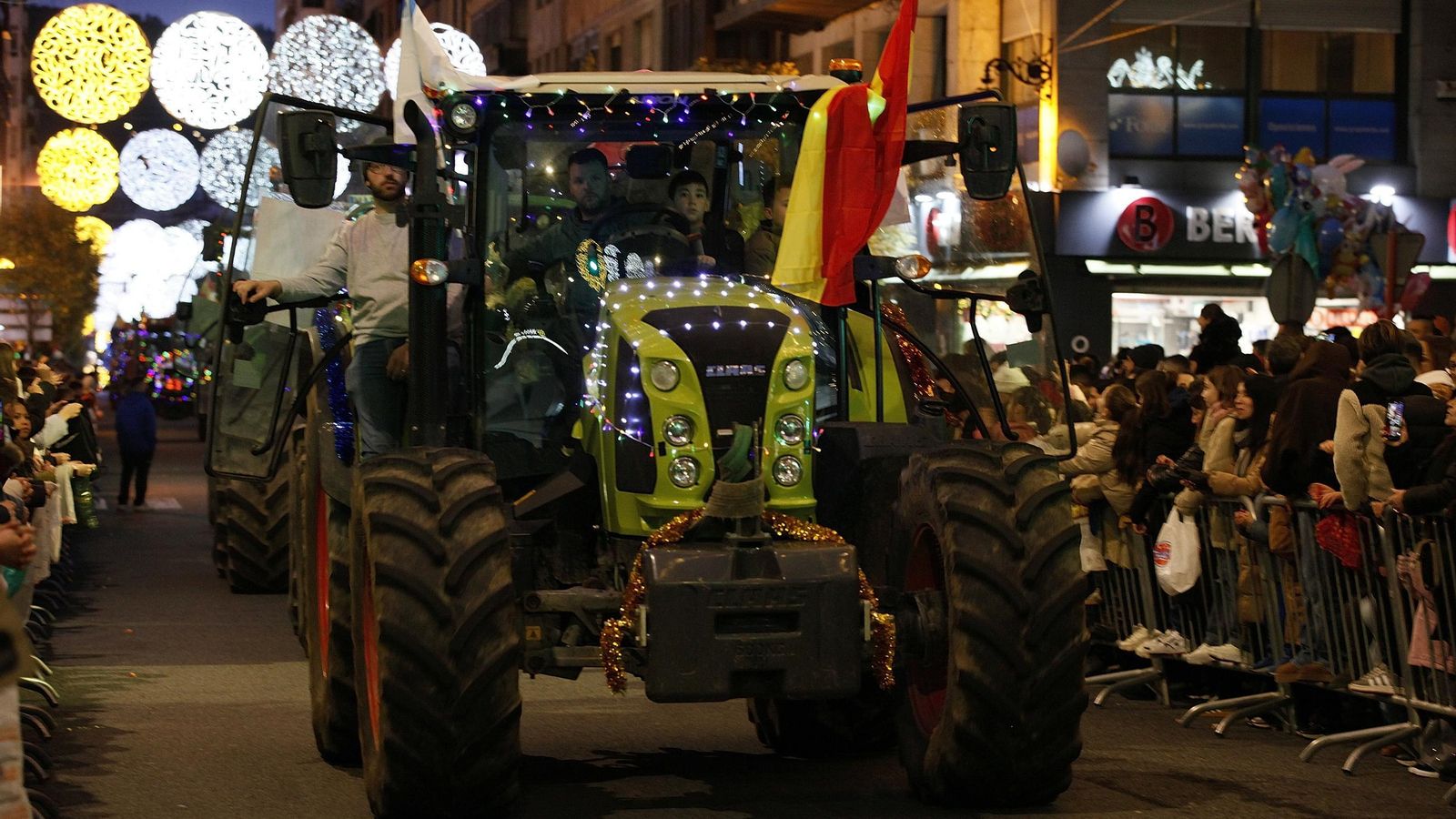 Los tractores iluminaron el desfile.