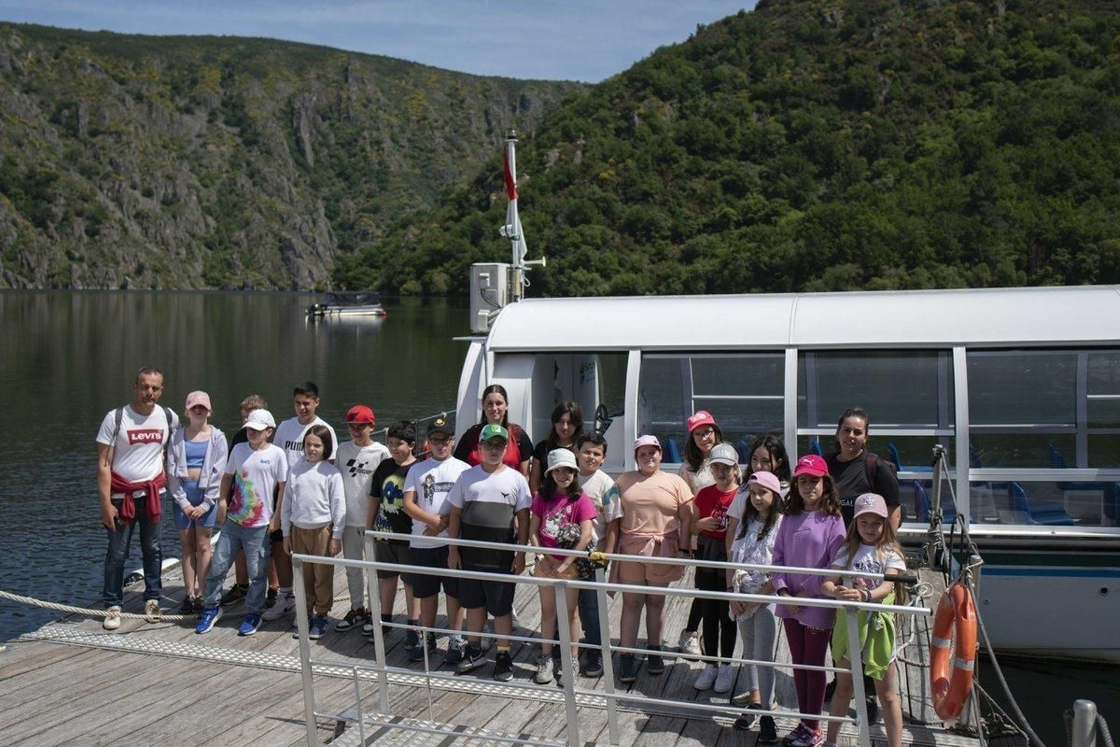 Santo Estevo de Ribas de Sil (Nogueira de Ramuín). 27/05/2024. Viaxe en catamarán do alumnado premiado no concurso de Podcast de La Región. Na foto o alumnado da Arnoia.
Foto: Xesús Fariñas