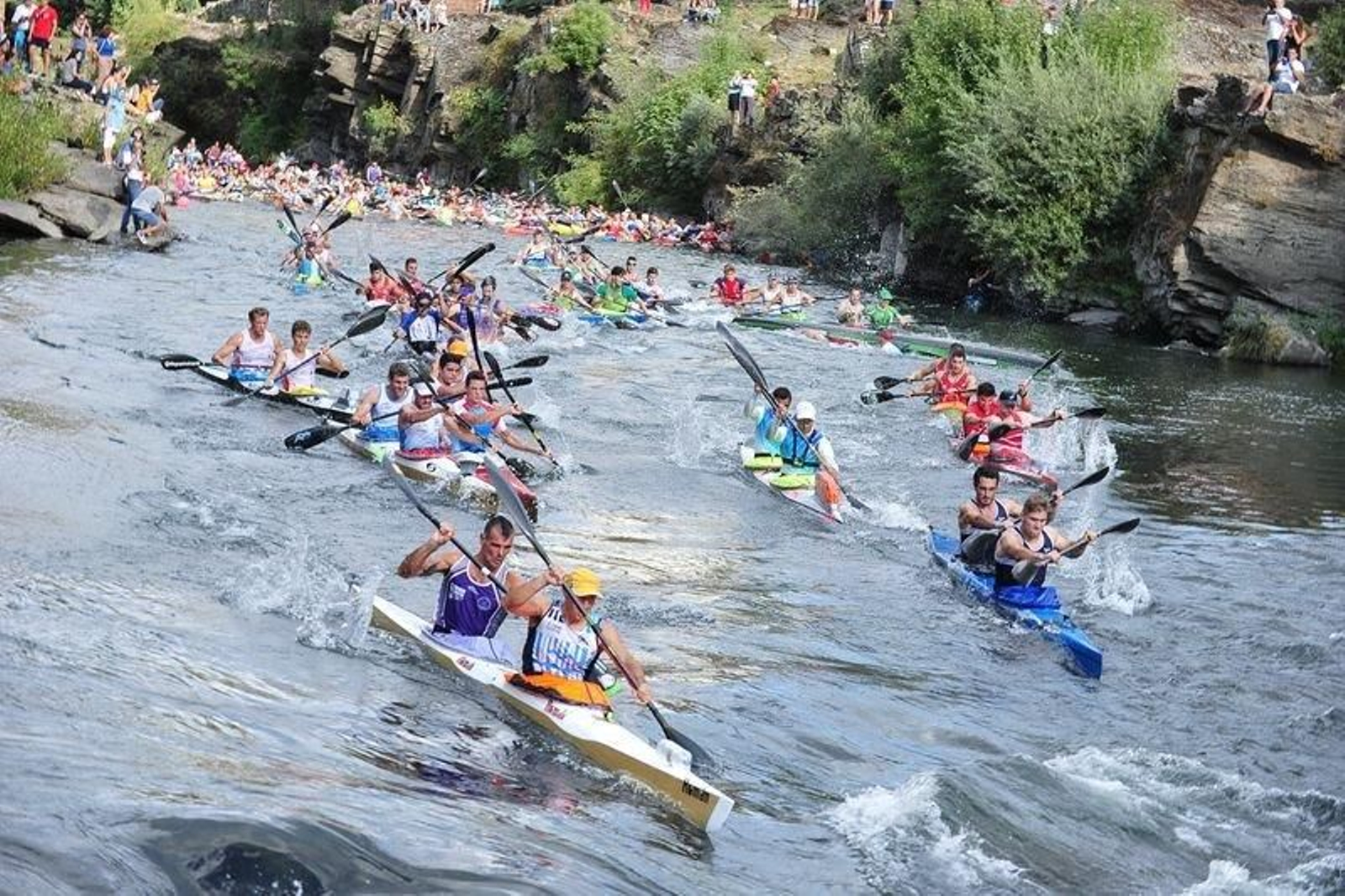 Salida de la multitudinaria edición 53 del Descenso del Sil de O Barco de Valdeorras (JOSÉ PAZ).