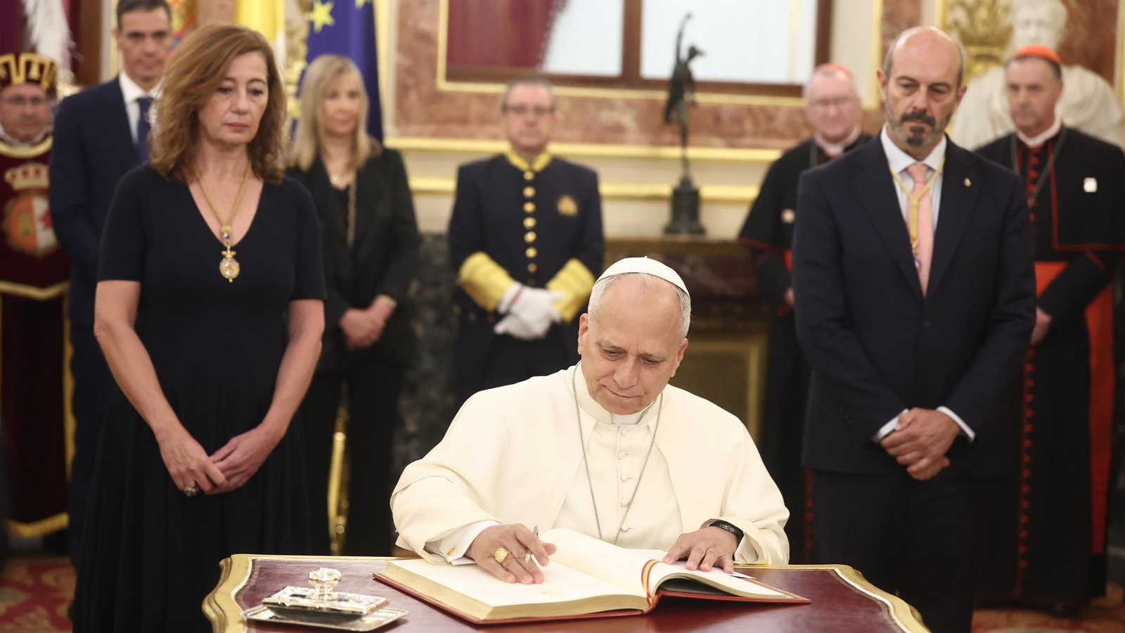 El Papa León XIV firma el libro de honor del Congreso.