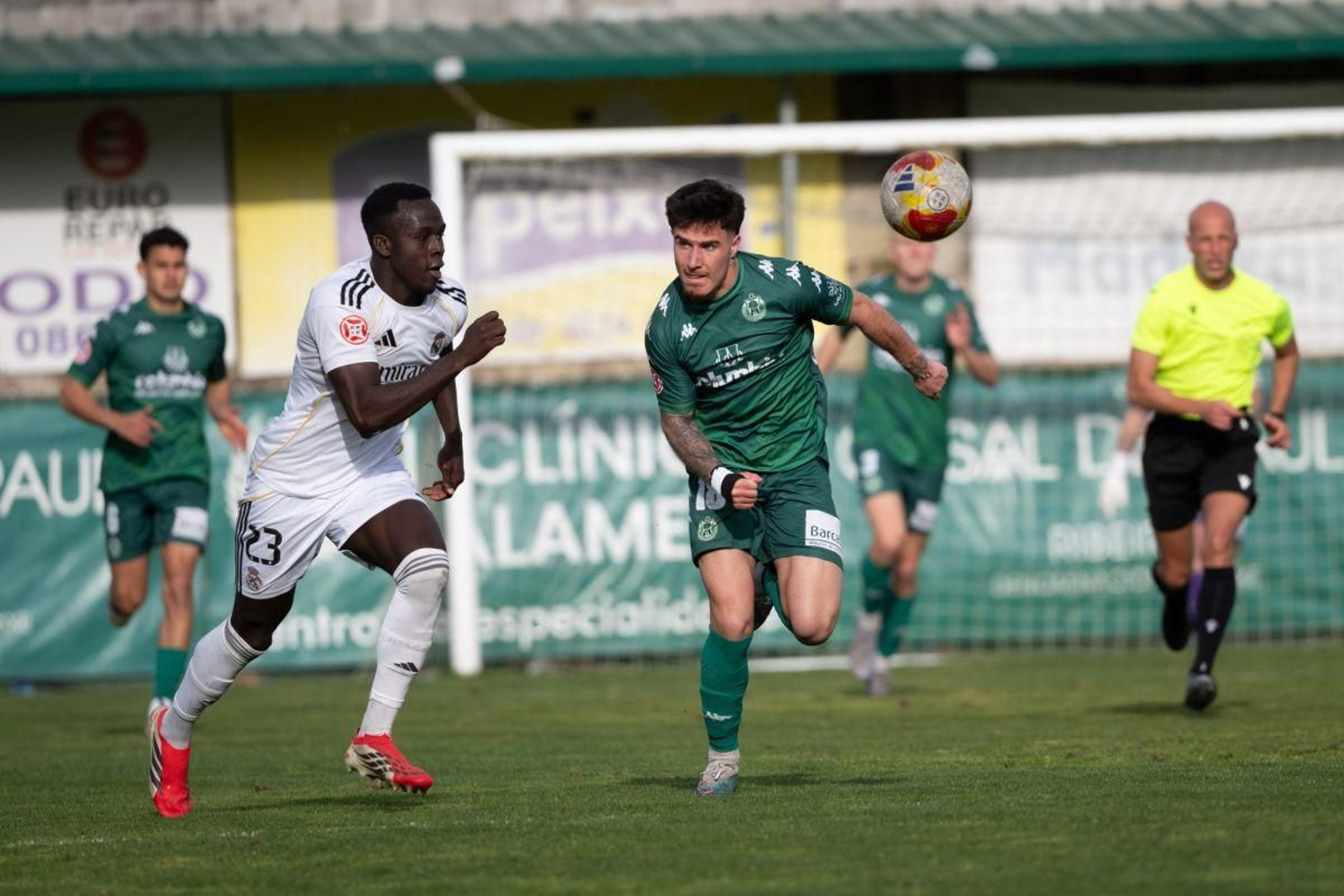 Víctor Mingo y Lamine Fati pelean por el balón durante el encuentro disputado en Espiñedo.