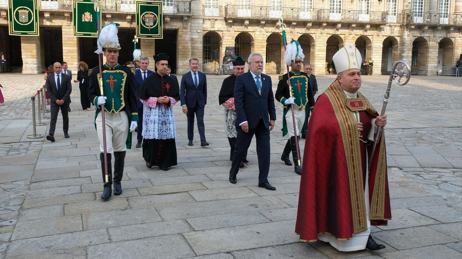 O presidente do Parlamento de Galicia, Miguel Ángel Santalices (c), durante a tradicional ofrenda ao Apóstolo, a 25 de xullo de 2026, en Santiago de Compostela, A Coruña, Galicia (España).
