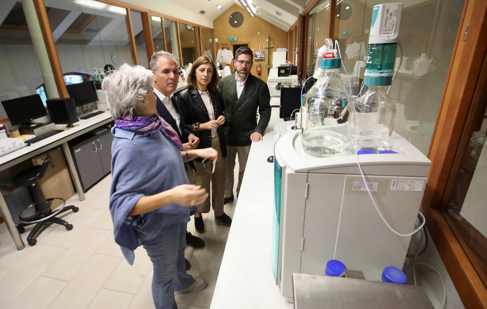 Ángeles Vázquez durante la visita al laboratorio en el Pazo de Lourizán.